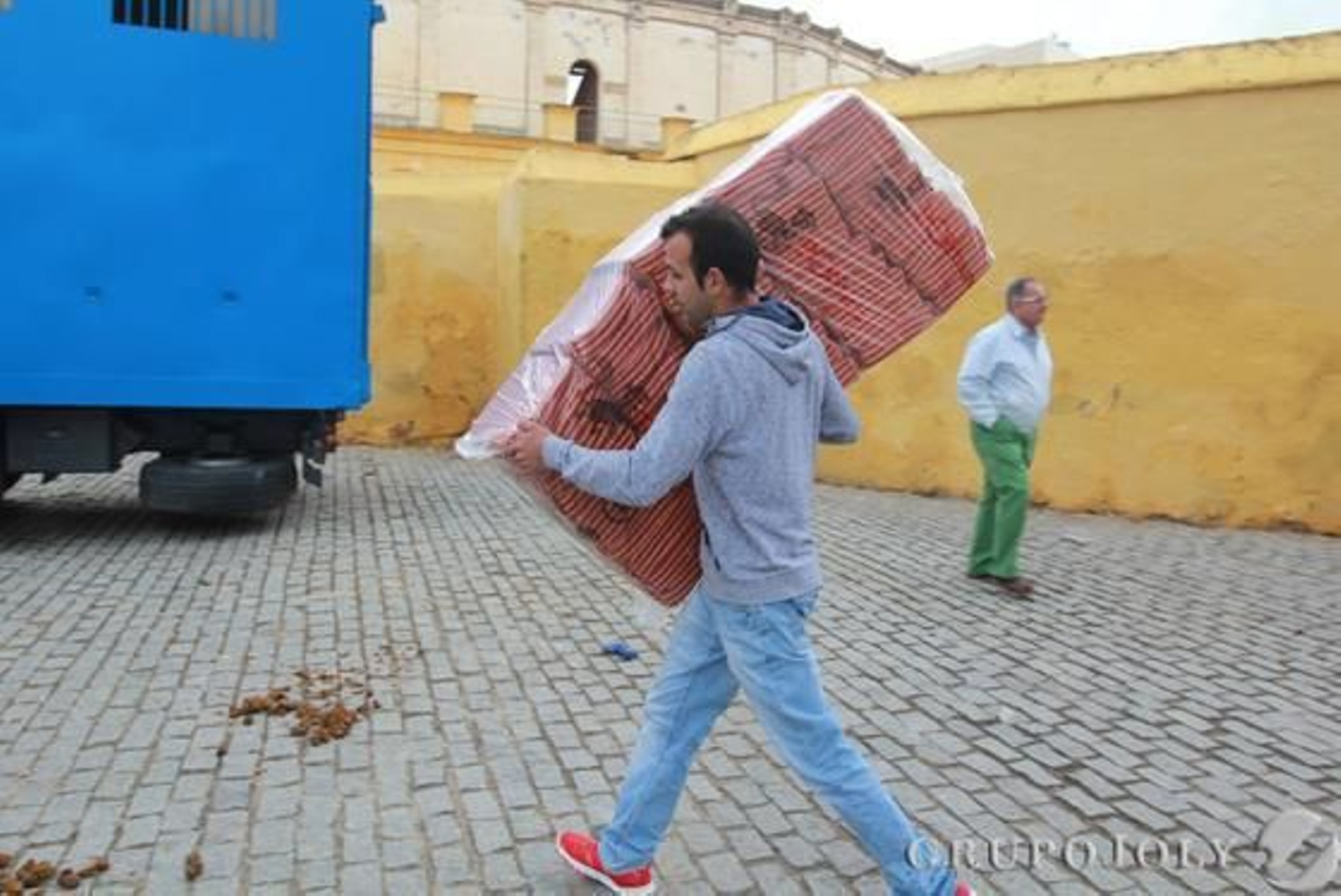 Un hombre porta decenas de almohadillas.

Foto: Jose Contreras
