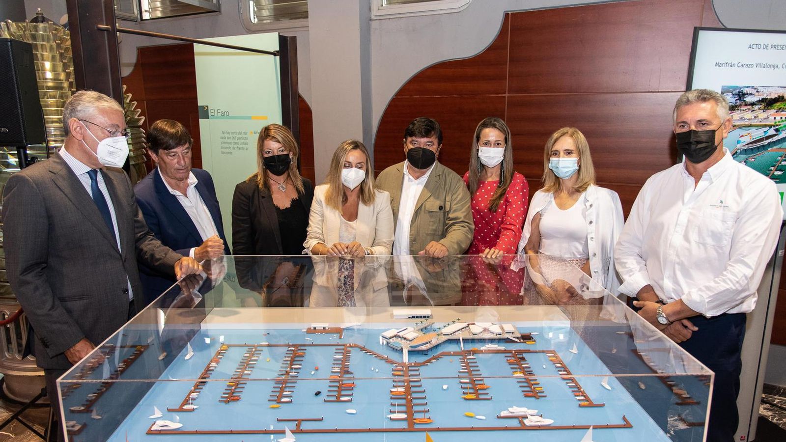 Foto de familia en torno a la maqueta de la marina presentada ayer.
