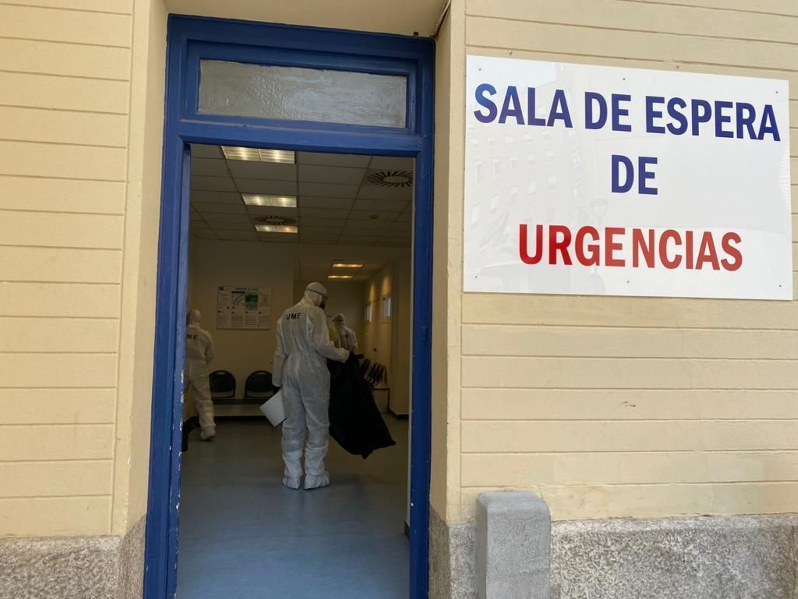 Coronavirus en Málaga: Las fotos de la UME desinfectando el Hospital Regional