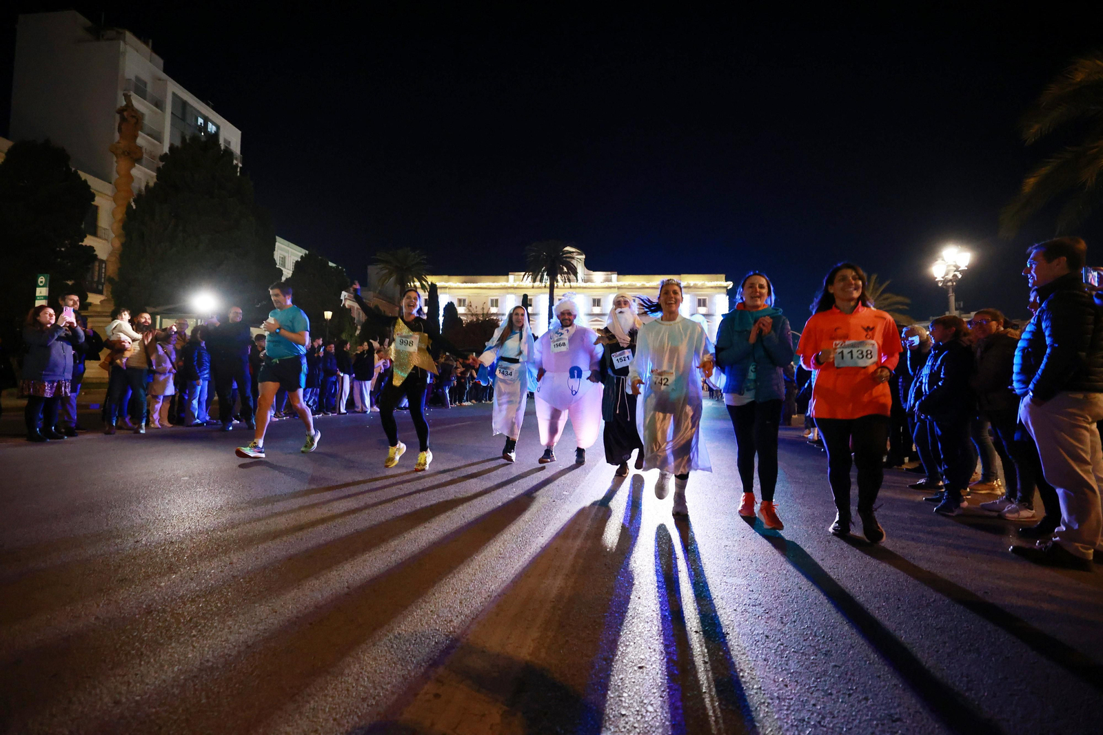 San Silvestre en Cádiz 2023: Las mejores y navideñas imágenes de la carrera