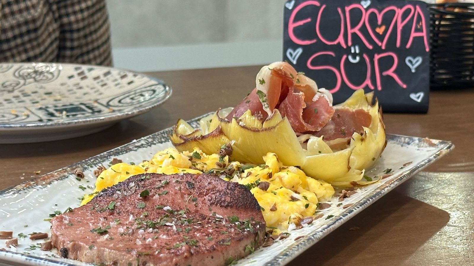 Alcachofas con foie de pato, jamón y revuelto de huevo de Q-RO'S