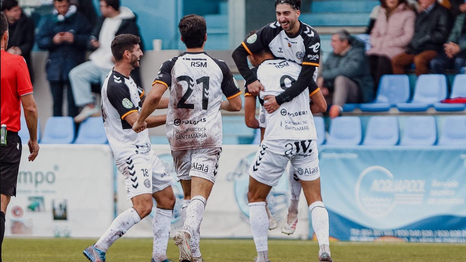 Jugadores del Atlético Central festejan su segundo gol