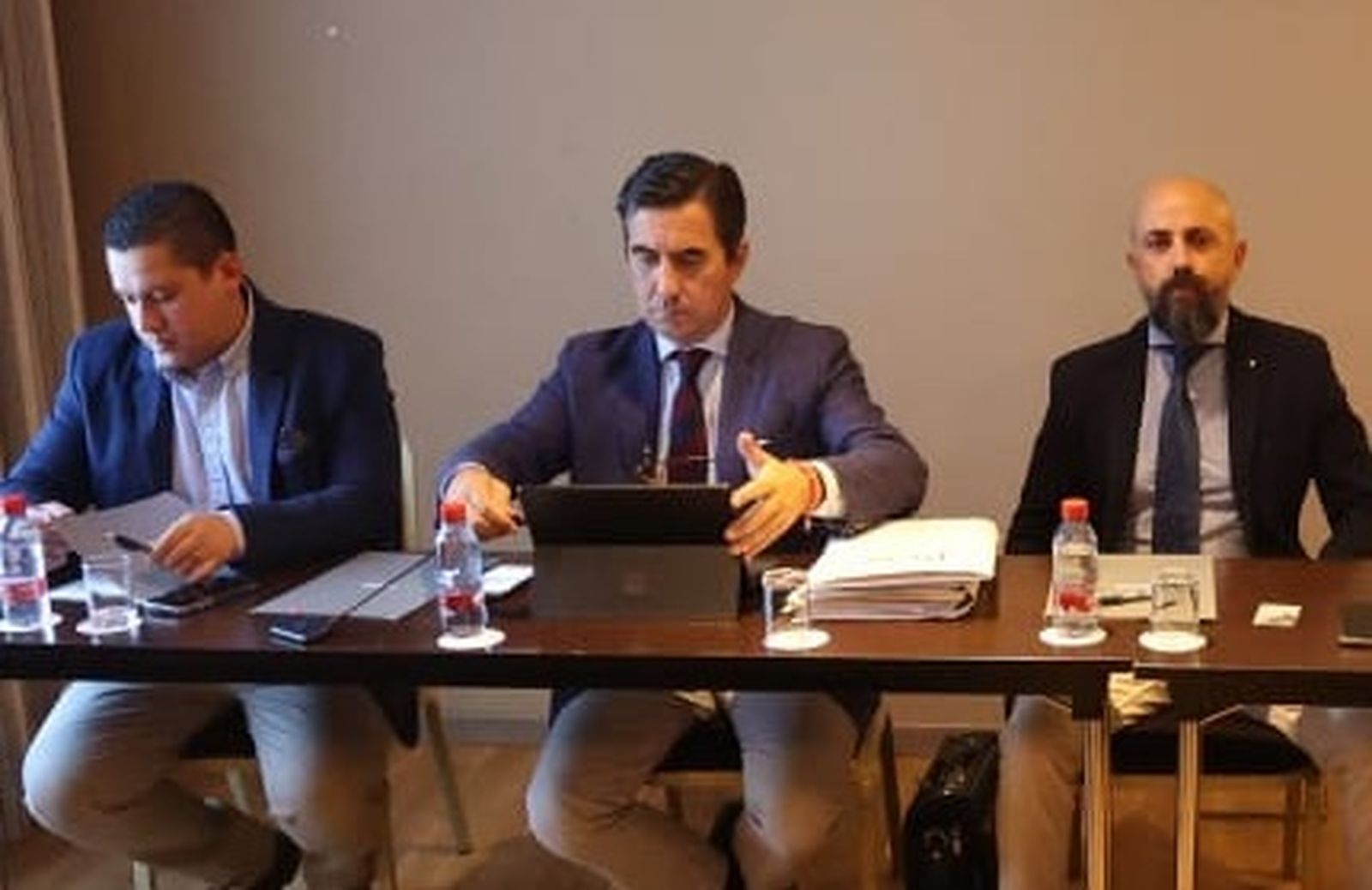 José Cepero, abogado del Xerez CD, junto a Juan Luis Gil y Jorge Garrido.