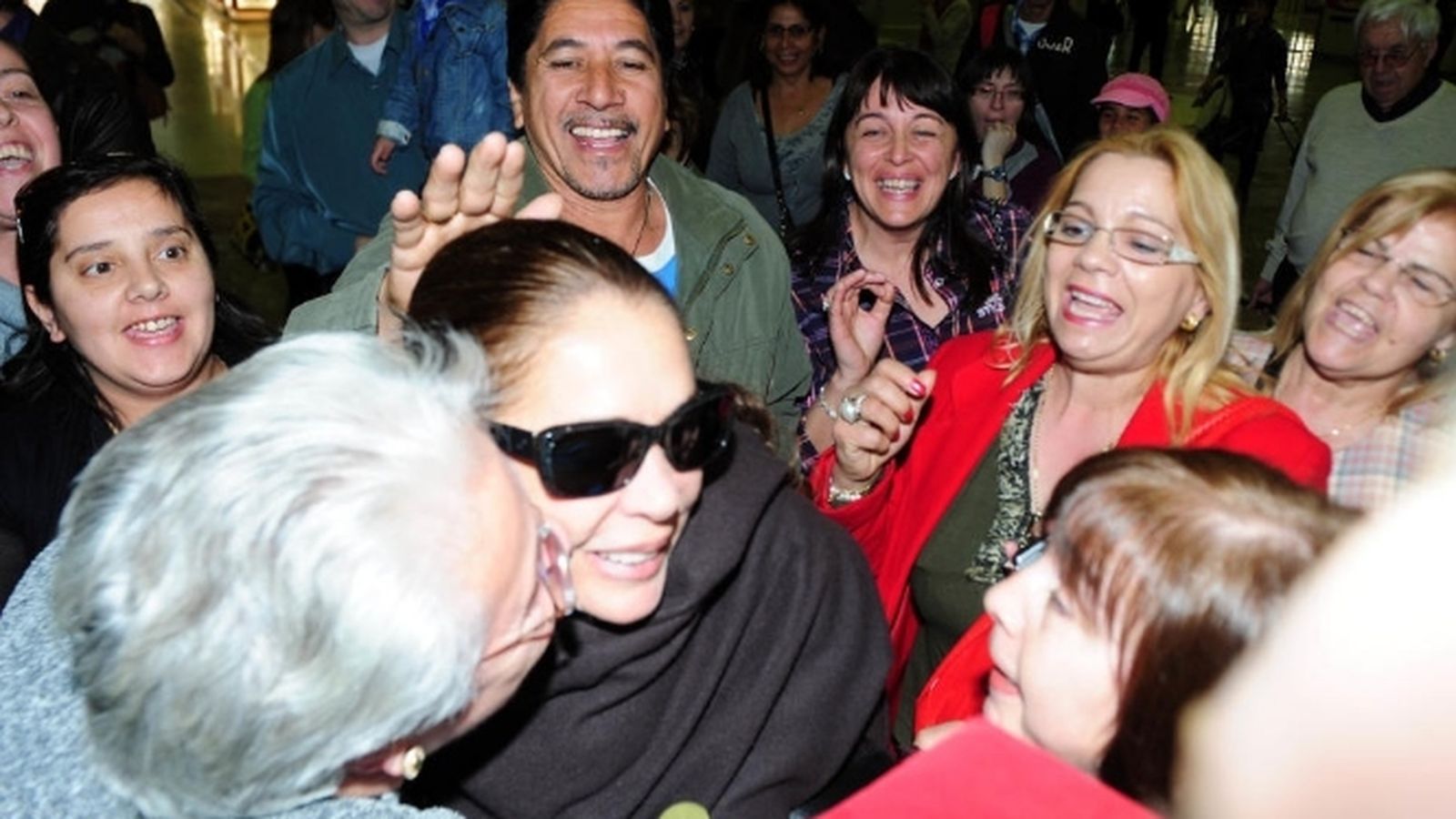 Imagen de archivo de un grupo de fans recibiendo a la Pantoja