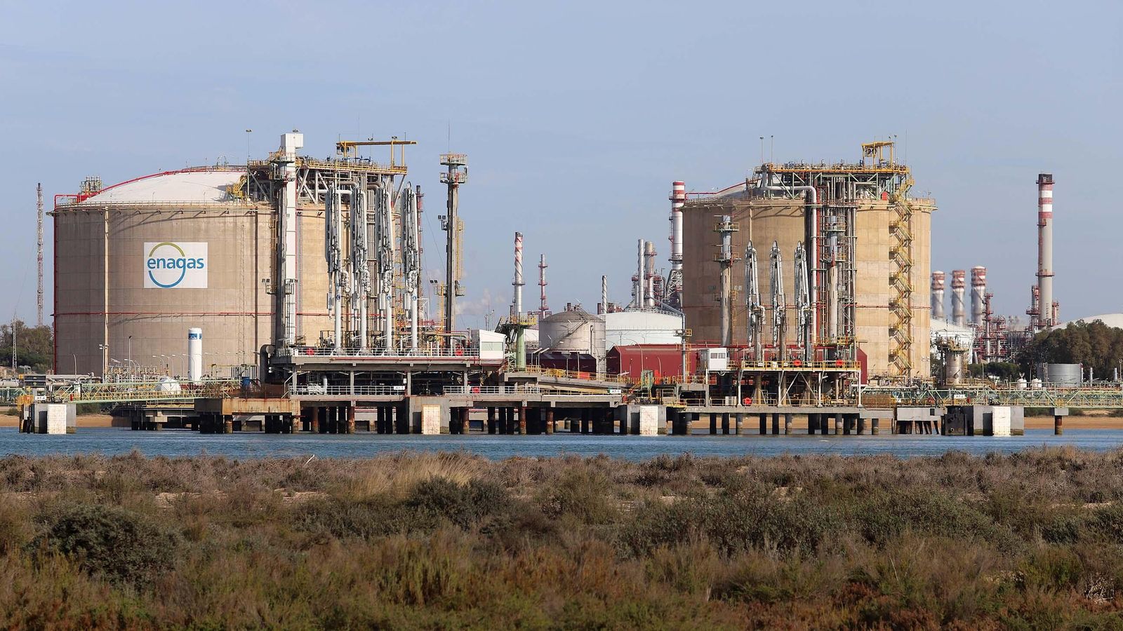 Instalaciones de Enagás en los terrenos de la Autoridad Portuaria de Huelva.