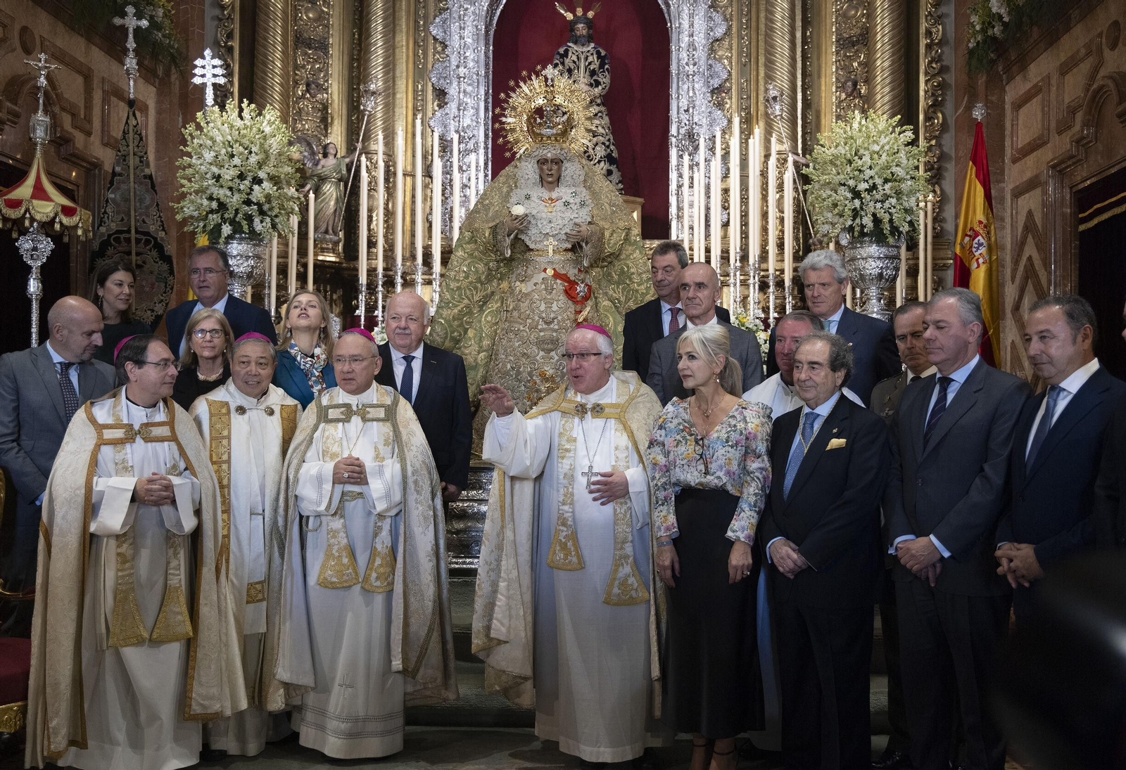 Fotografía con las autoridades tras finalizar el acto.