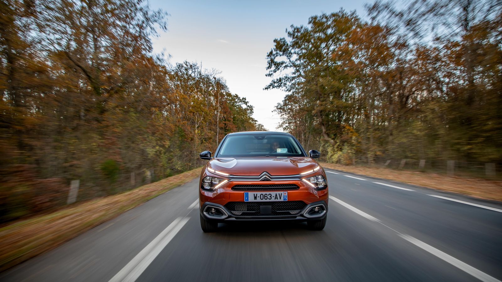 Un automóvil con un alto nivel de equipamiento