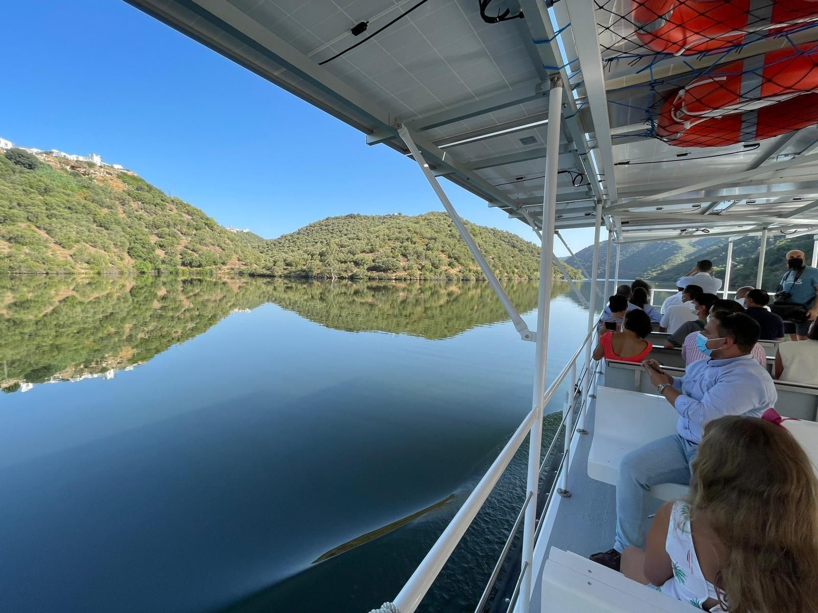 El río Bembézar desde el barco solar. El río Bembézar desde el barco solar.