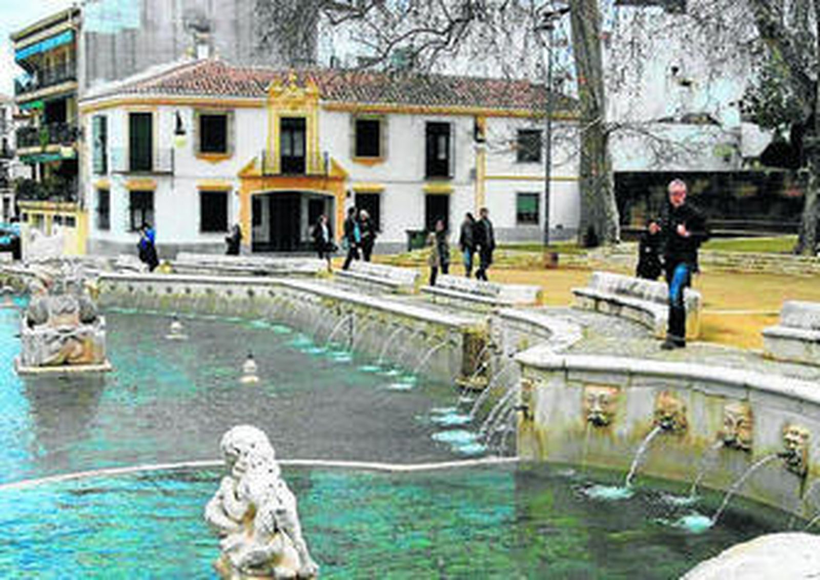 Turistas visitan la Fuente del Rey.