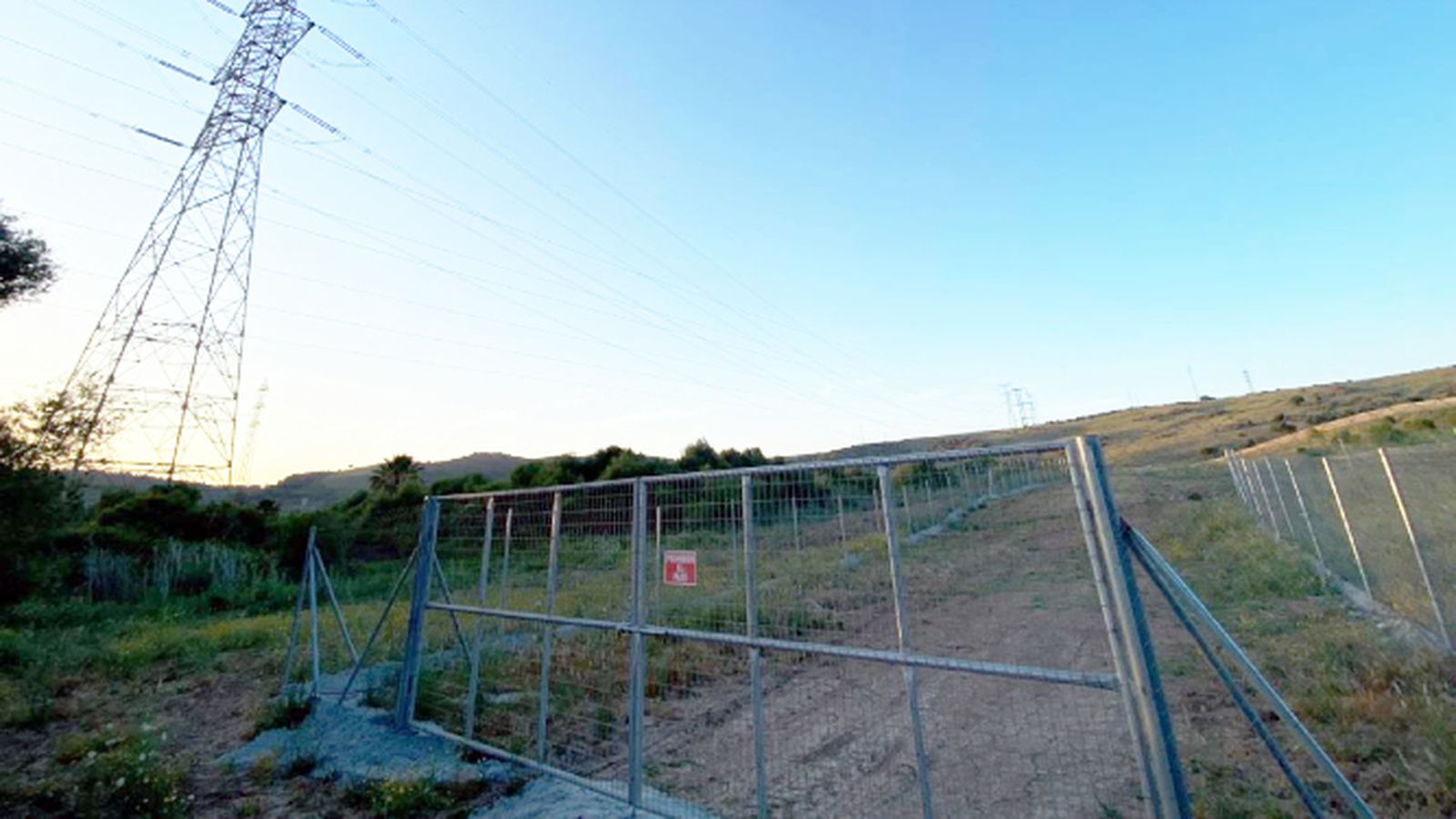 La entrada a las futuras instalaciones de SOS Perrera de Los Barrios.