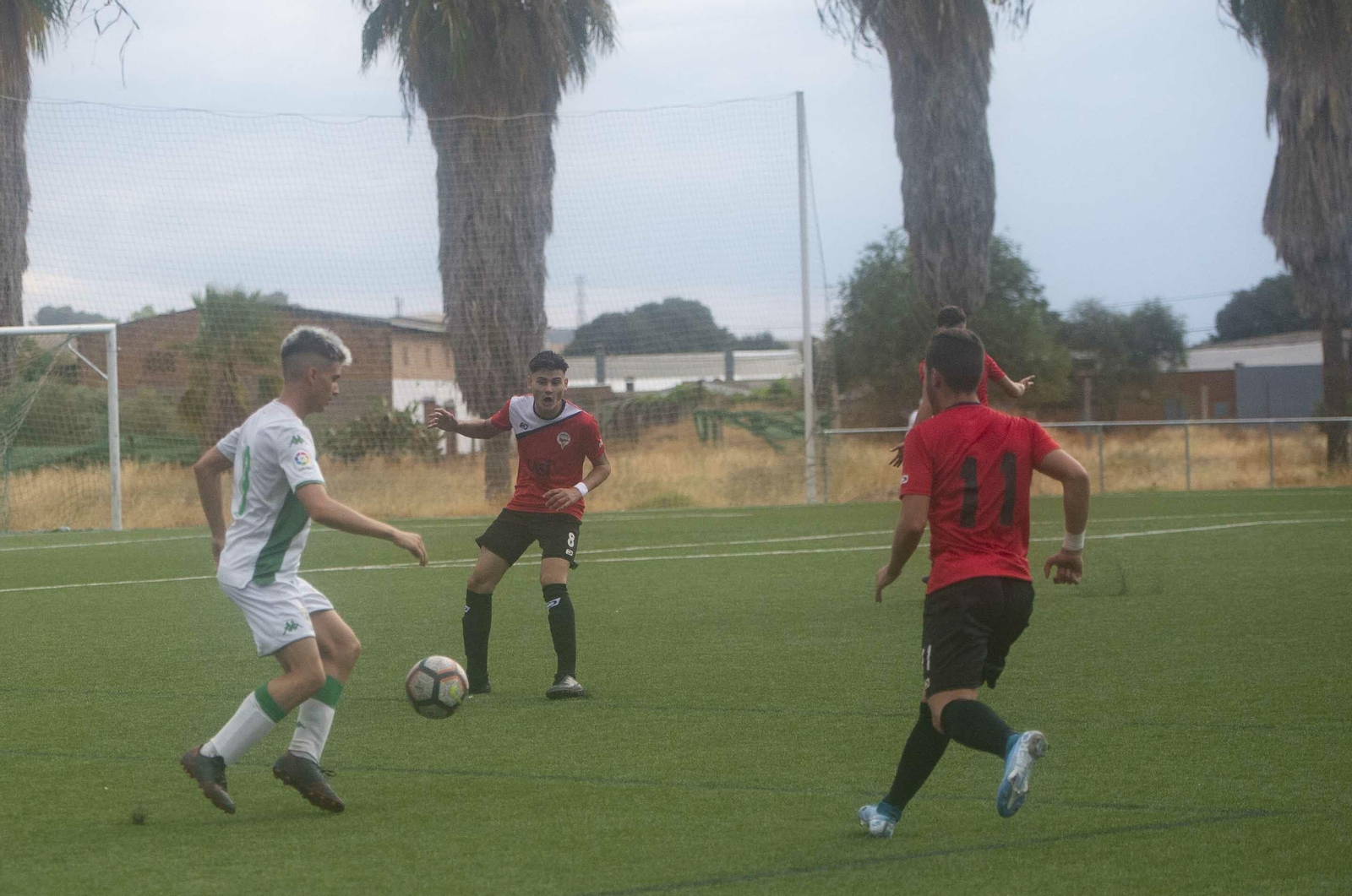 Un jugador del Córdoba trata de controlar el balón entre varios rivales.