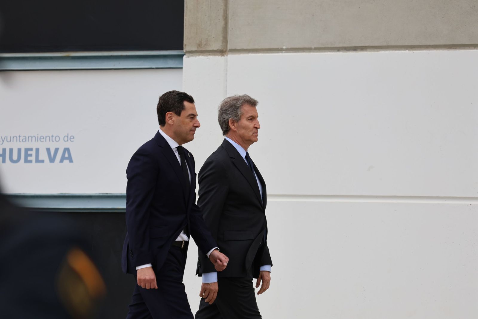 Fotografías de la llegada de Juanma Moreno, Feijóo y todas las autoridades al funeral por las víctimas de Adamuz en Huelva