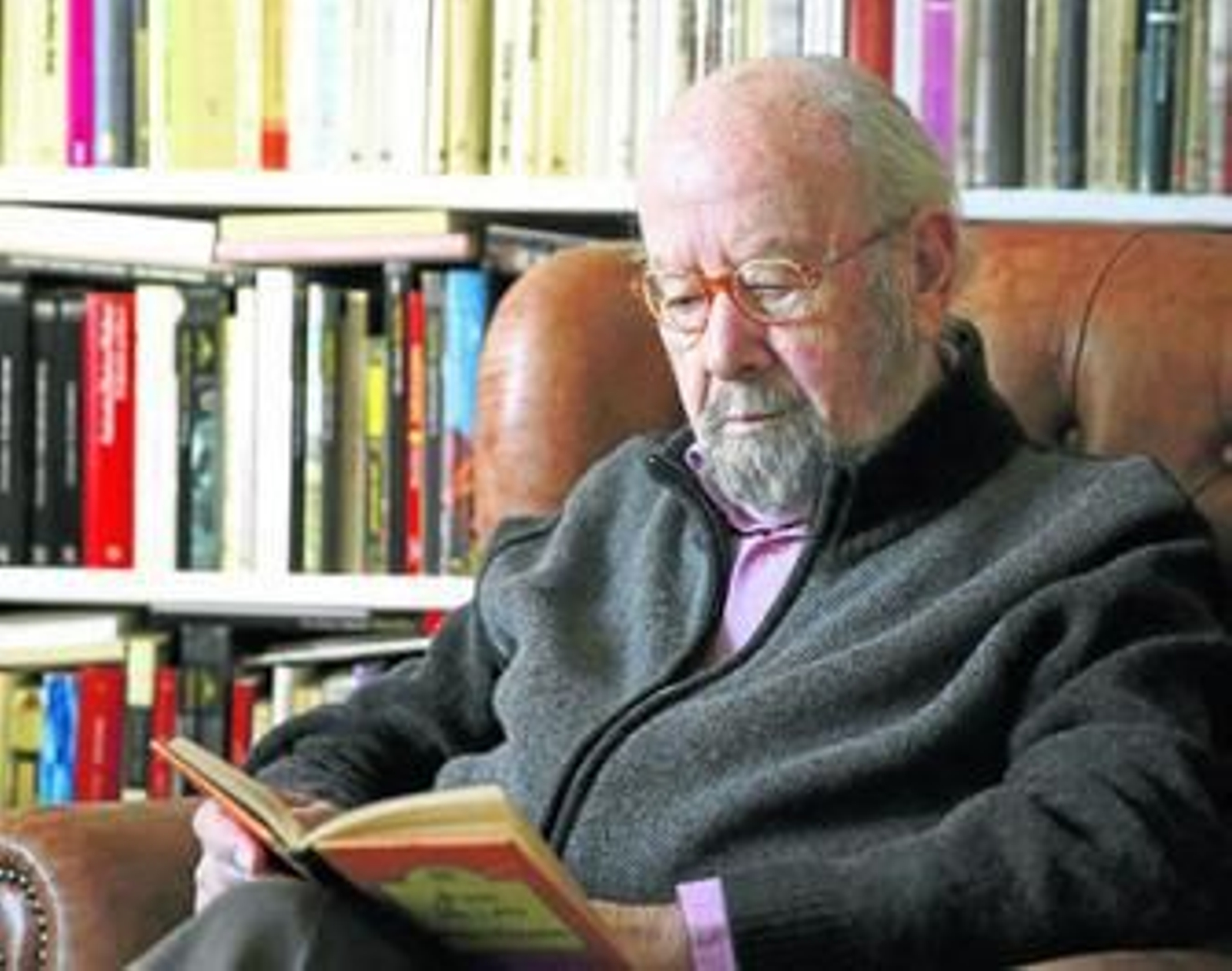 Caballero Bonald ayer momentos antes de presentar su obra, en su casa de Madrid.