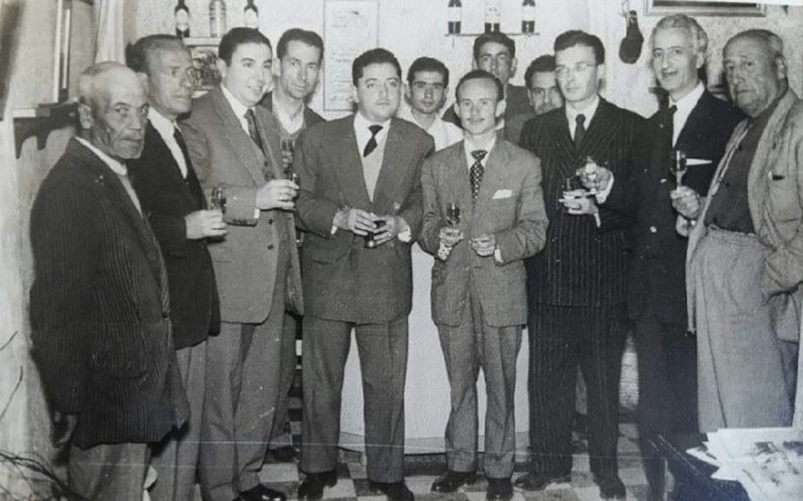 Miembros de la peña Juan Antonio Romero en una convivencia el 2 de mayo de 1957.