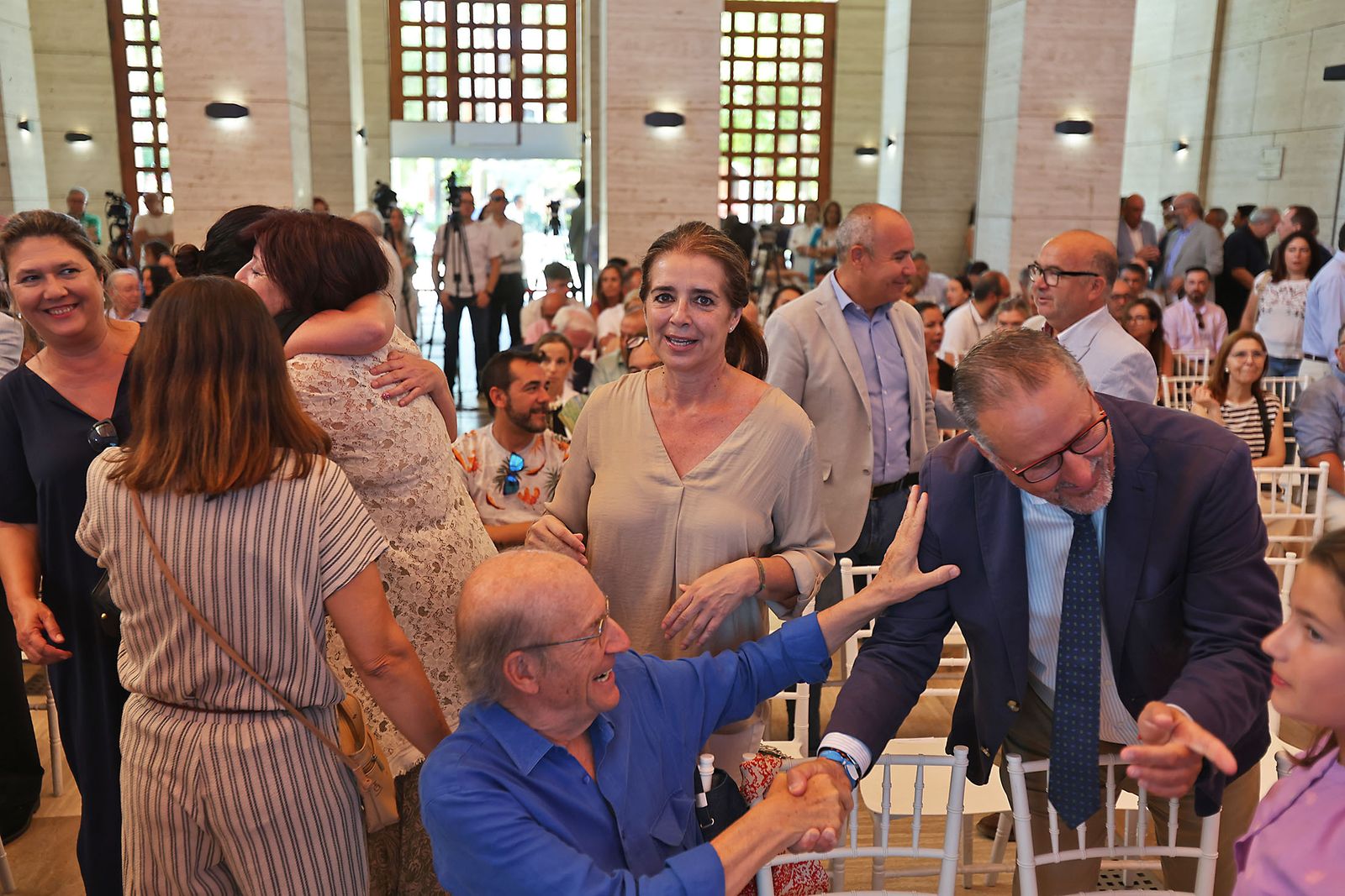 Imágenes de la celebración del primer aniversario del Gobierno Local de Pilar Miranda en el consistorio onubense.