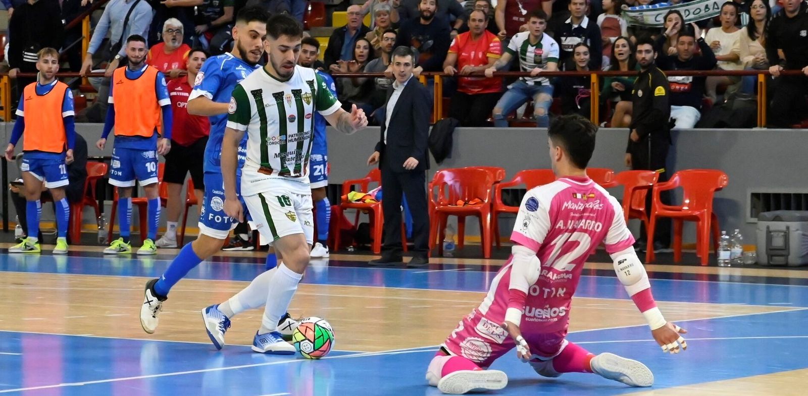 Lucas Perin intenta evitar la salida del meta del Manzanares.