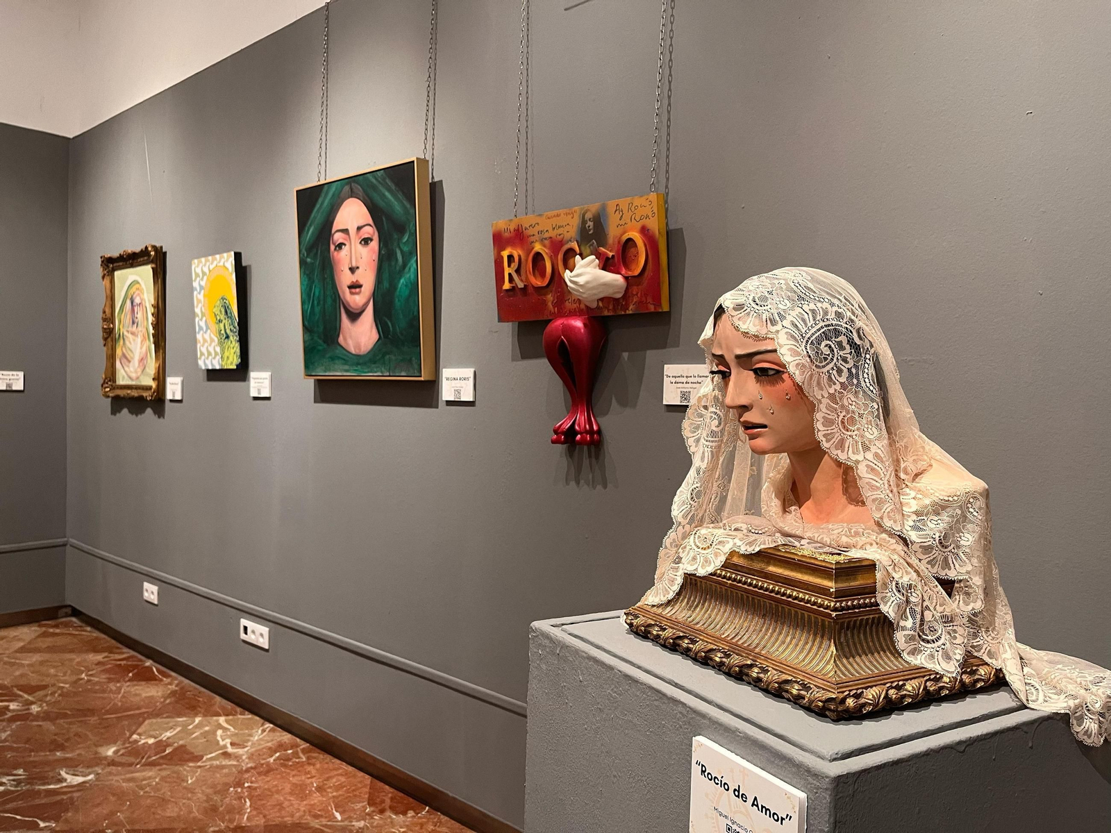 La exposición cuenta con la participación de medio centenar de artistas