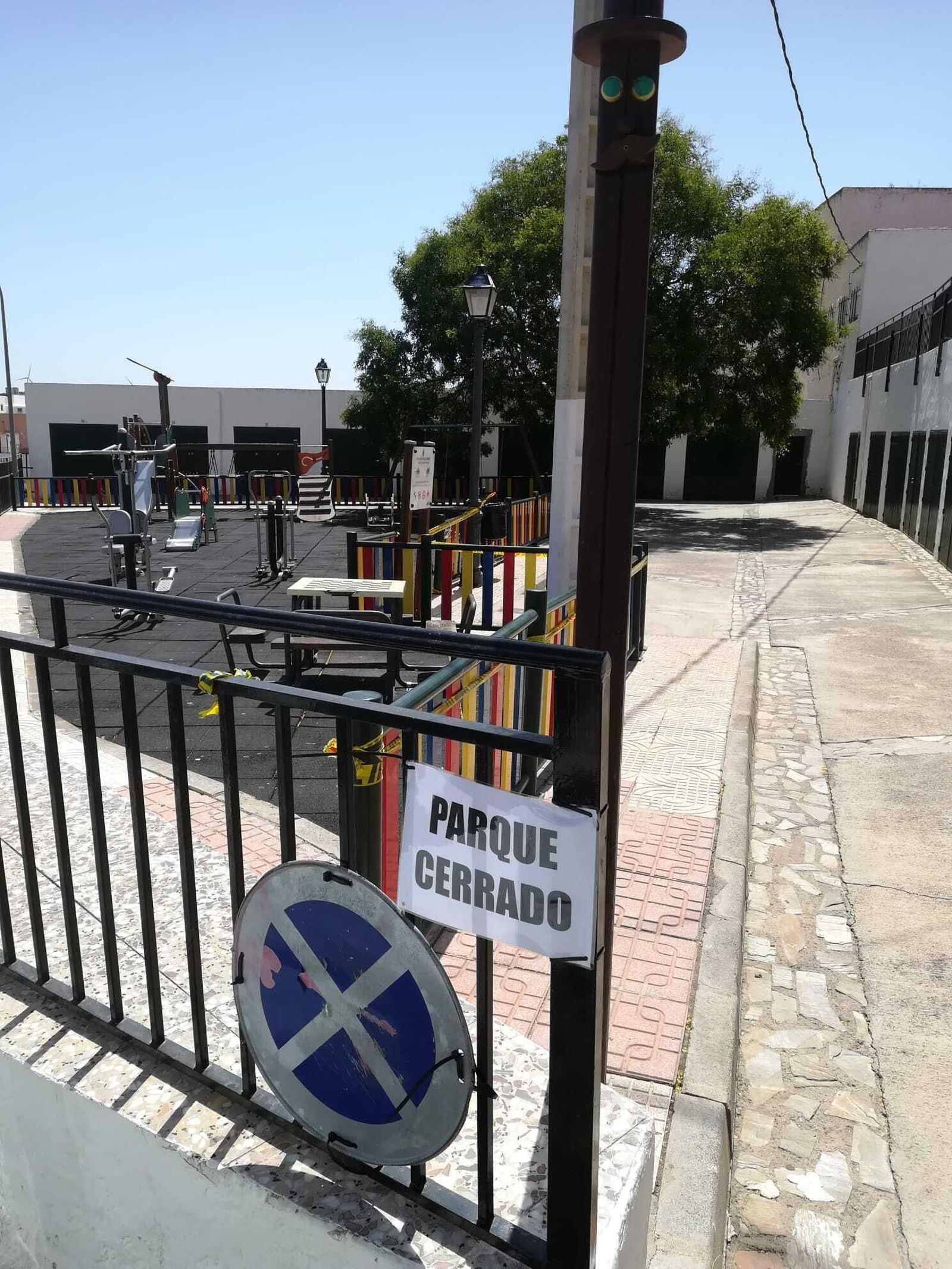 Precintado el parque infantil