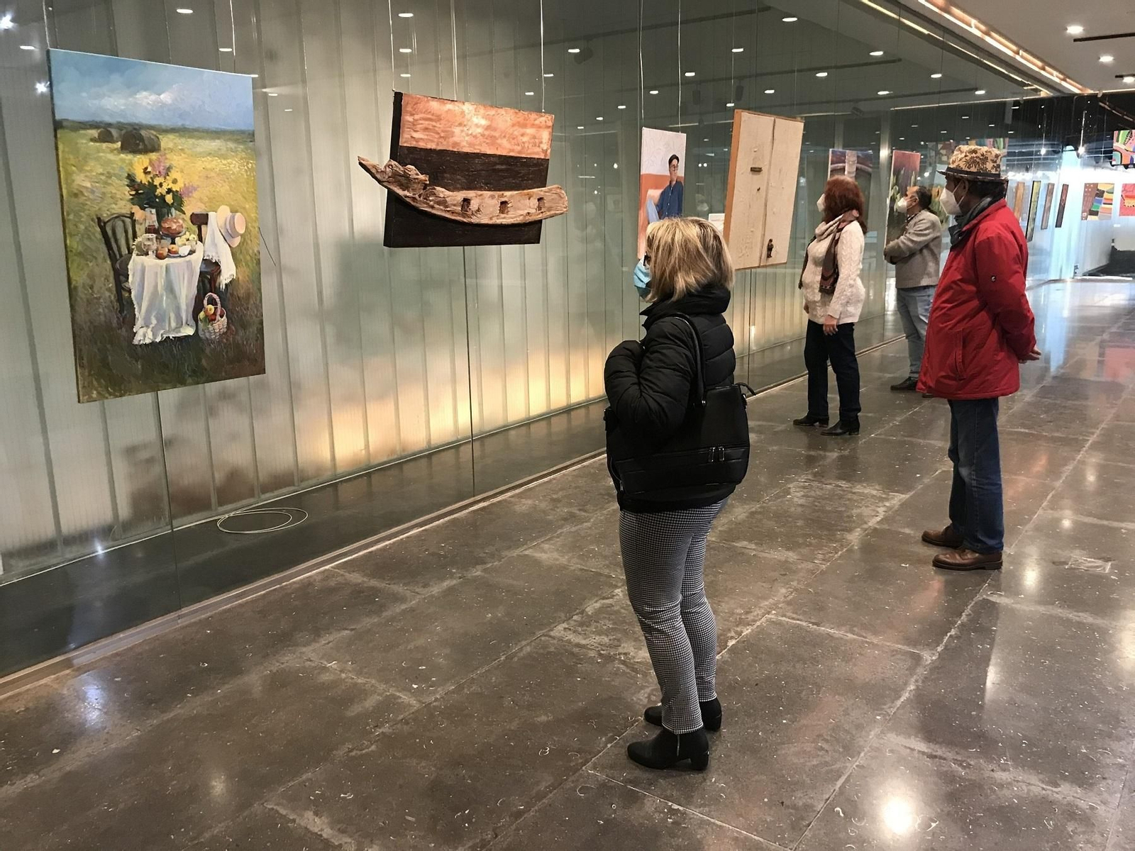 La mayoría de las obras expuestas pertenecen a artistas que participan cada fin de semana en el popular mercado de artesanía del Paseo de la O.