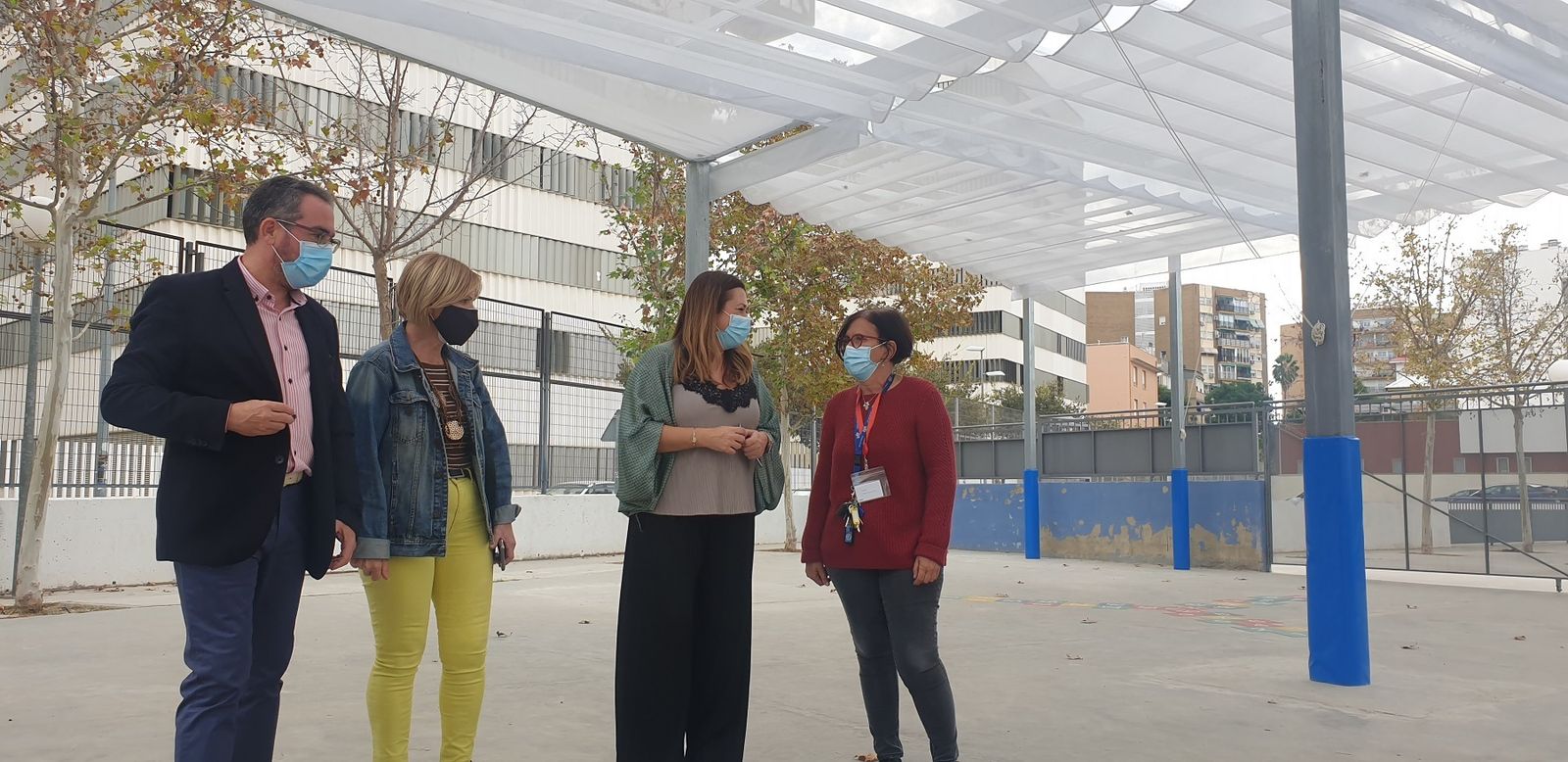 El Ayuntamiento concluye las obras del nuevo entoldado que ofrecerá más sombra al patio de Primaria del CEIP Maestra Isabel Álvarez
