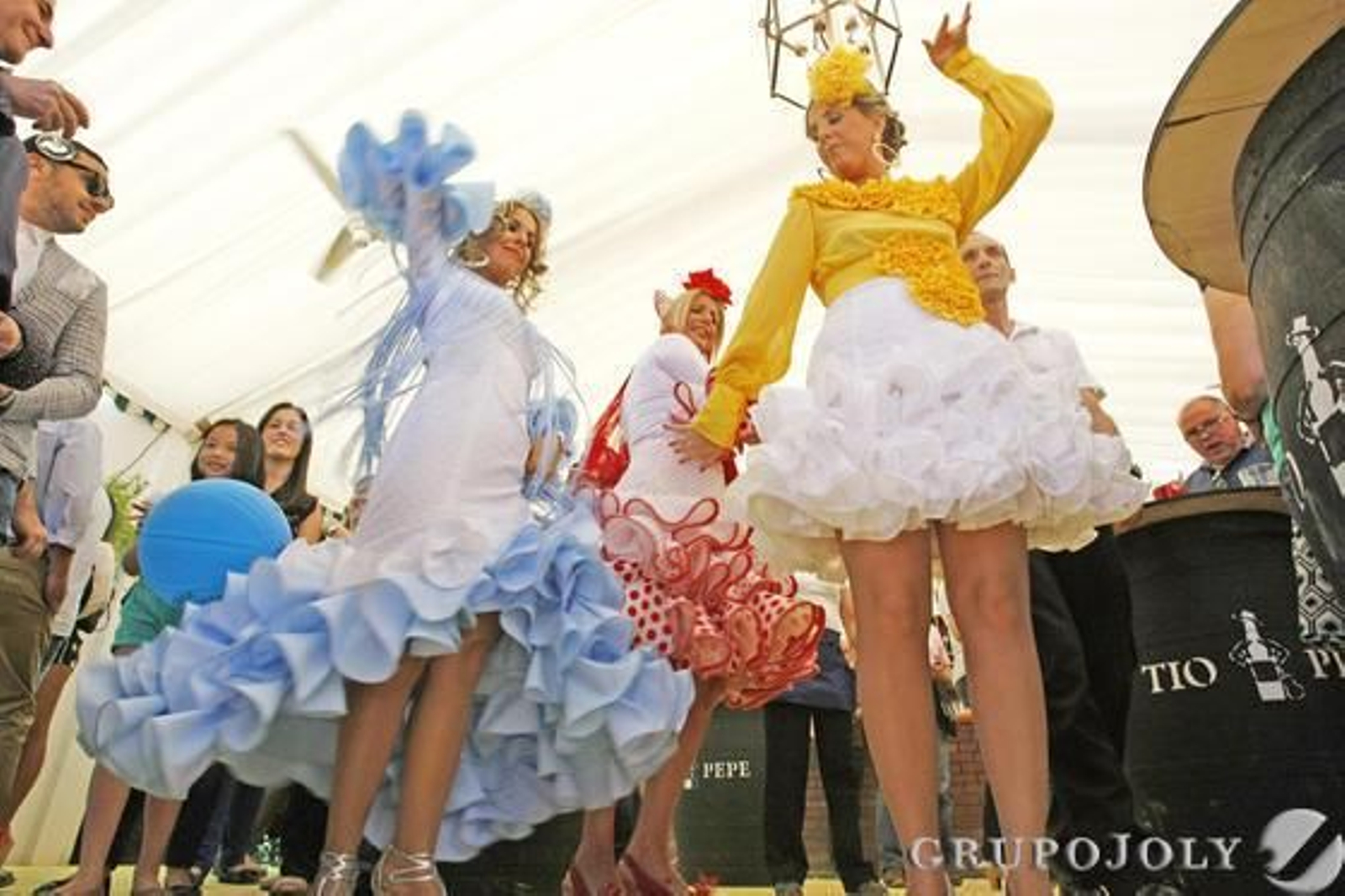 Cualquier lugar de la Feria es bueno para marcarse un buen baile de sevillanas en compañía de las amigas. 

Foto: Pascual