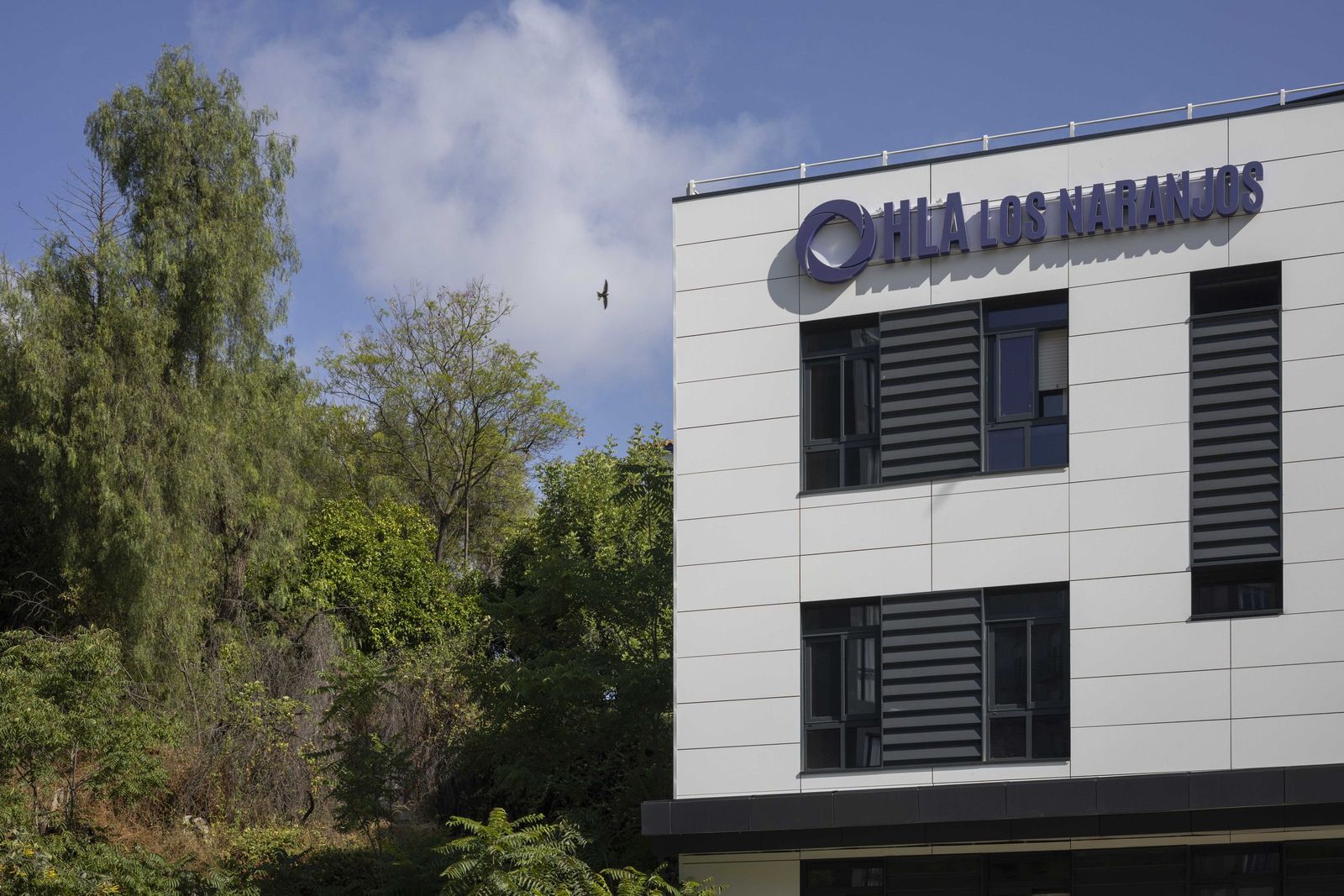 Fachada principal del Hospital HLA Los Naranjos, en Huelva.