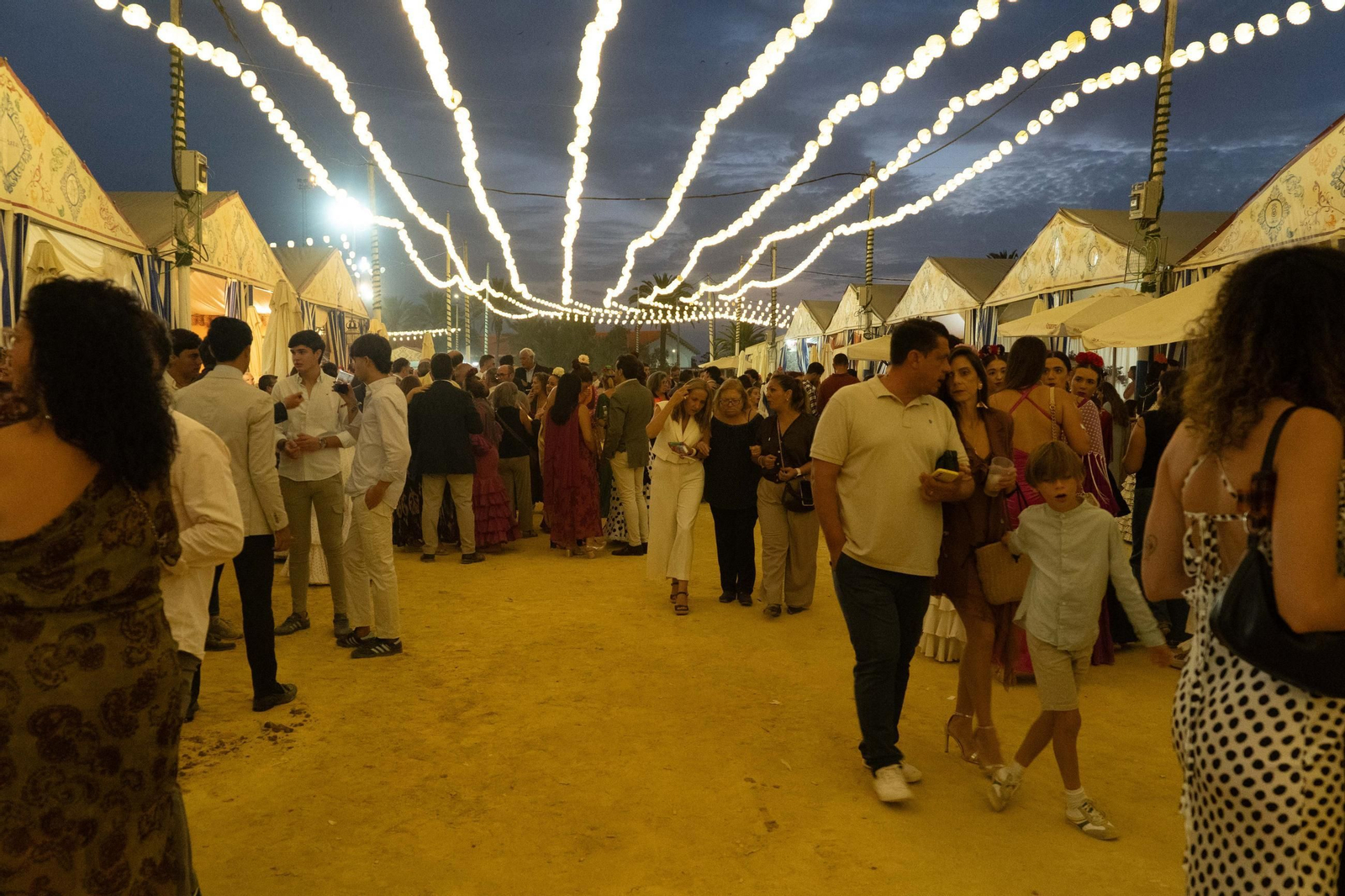 Imágenes del ambiente del ambiente de la tarde del domingo en la Feria de Otoño y del Caballo 2025 de Huelva
