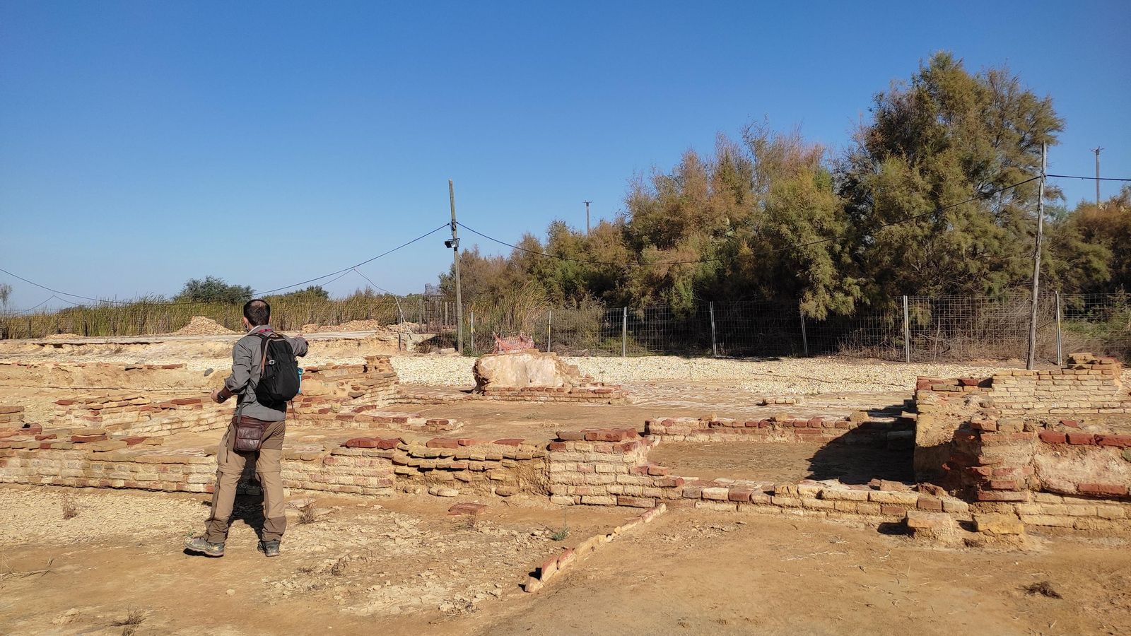 El arqueólogo Alberto Bermejo muestra parte del yacimiento.