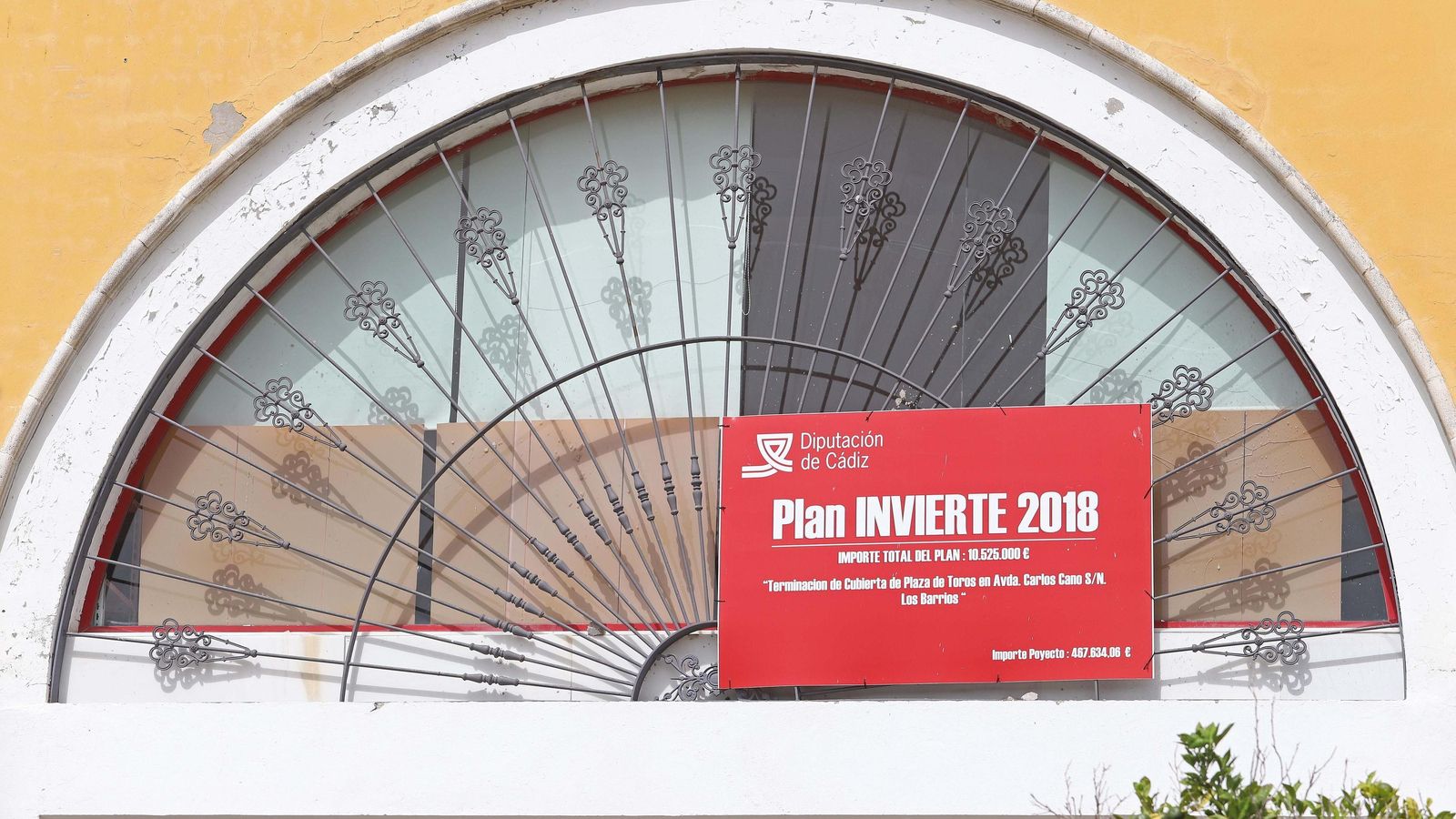 Un cartel que anuncia la inversión del Plan Invierte de la Diputación.