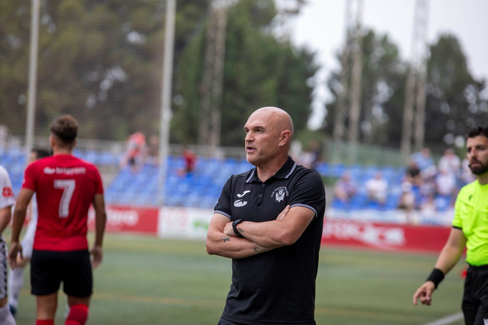 El técnico lorquino en la banda durante un encuentro de su etapa en el banquillo del conjunto rojinegro.