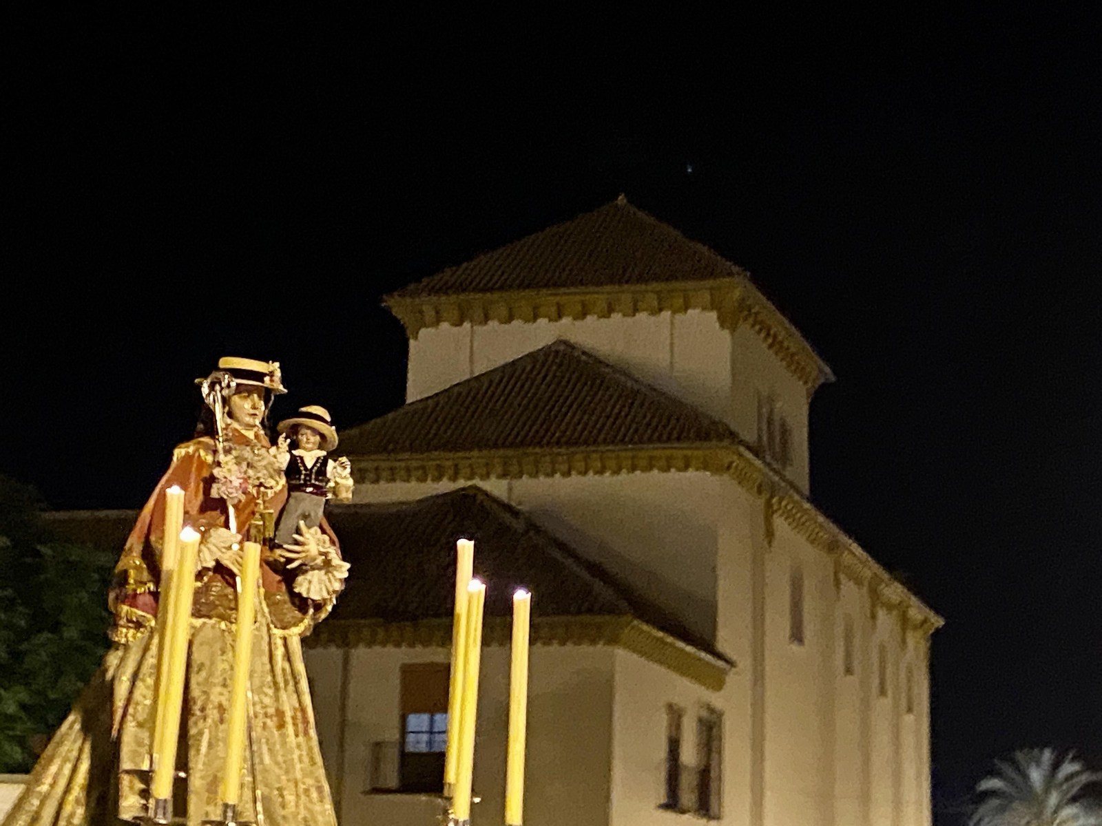 La llegada a Lucena de madrugada de la Virgen de Araceli, en fotografías