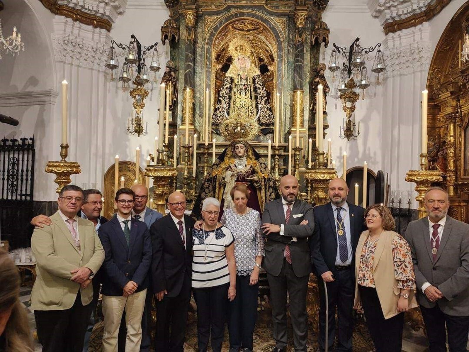 El galardonado Pablo Durio con cofrades del Descendimiento, entre ellos Miguel Ángel García, Francisco Oliva, Rubén Rey, Antonio Macías, Florencia Espinosa, José Antonio Gómez Quirós y Pedro Santiago.