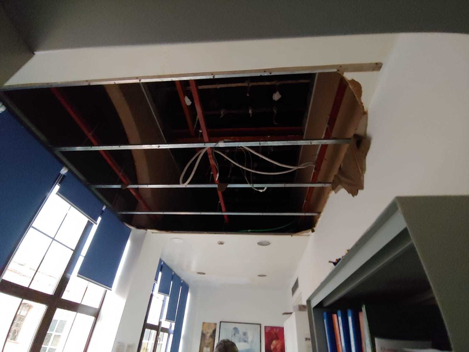 Estado del techo desprendido en el Hospital Civil tras la intervención de los técnicos.