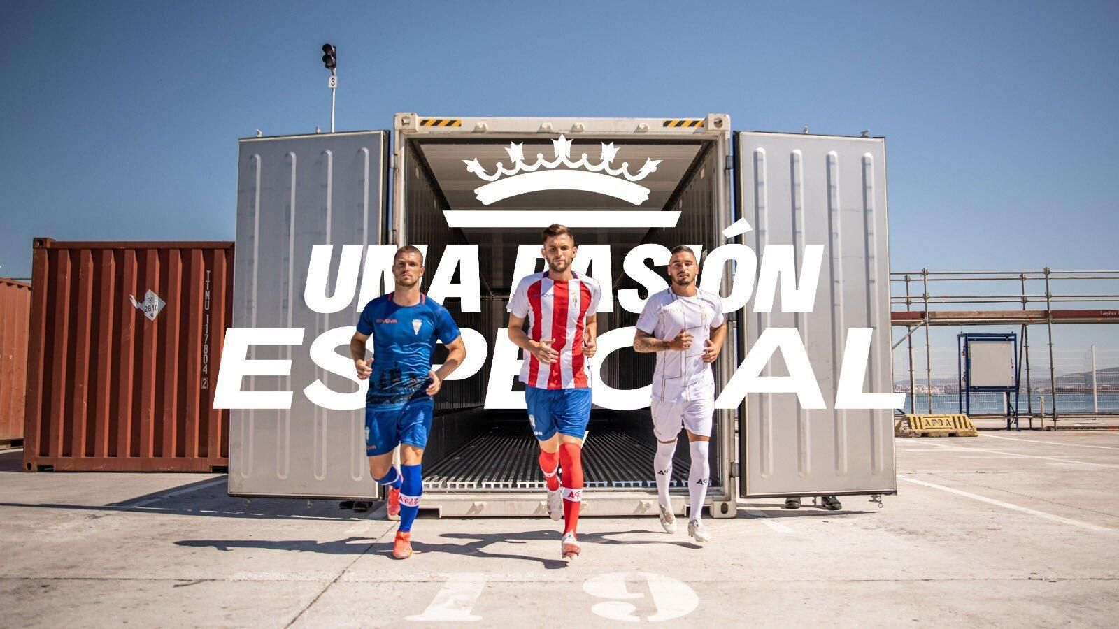 Las nuevas equipaciones del Algeciras CF.