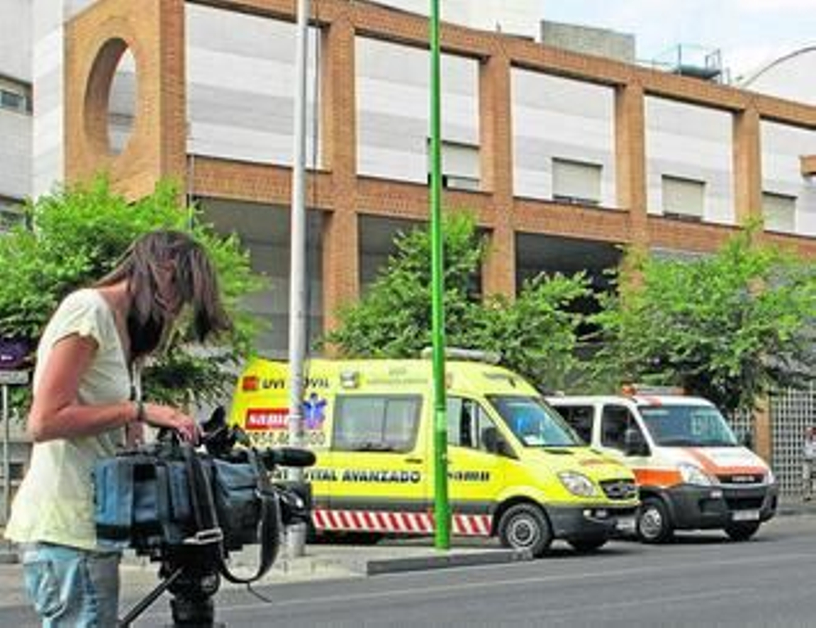 Una cámara de televisión espera noticias a la puerta del hospital Macarena.