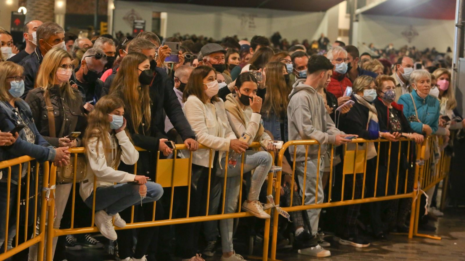 Público cofrade en las vallas del recorrido oficial