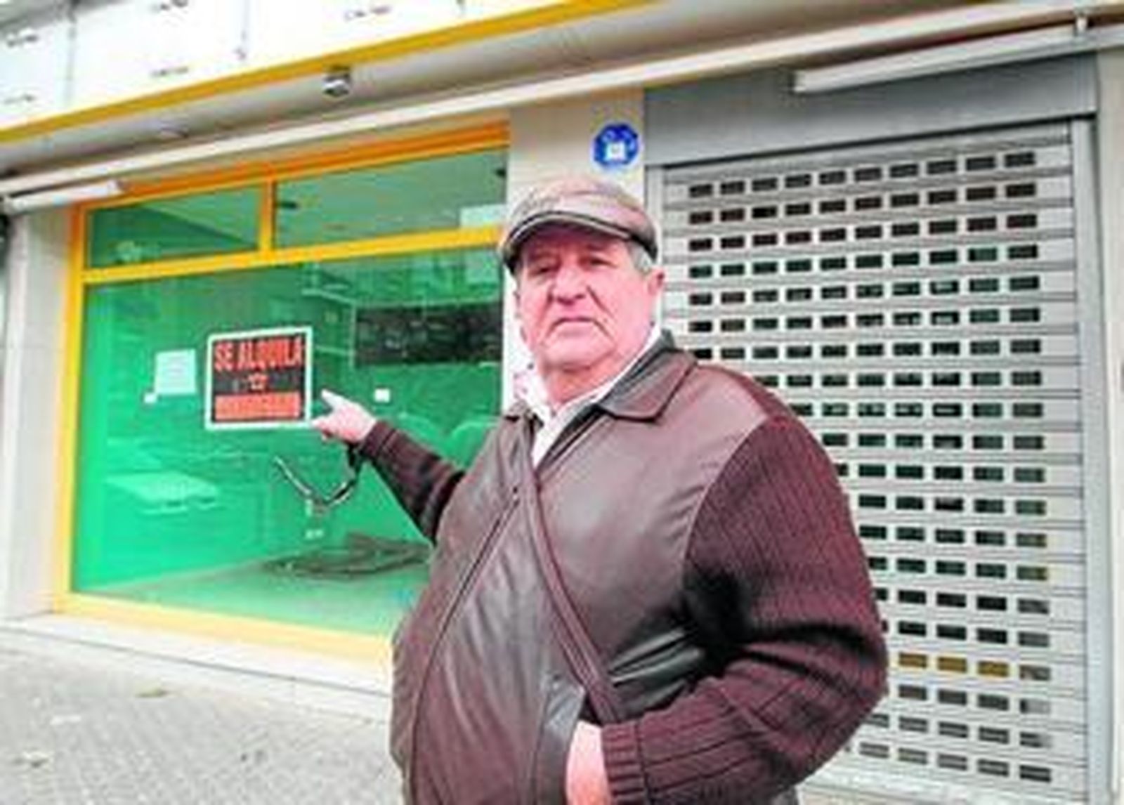 Francisco Moreno, vecino de Triana, afectado por la clínica dental Caredent.