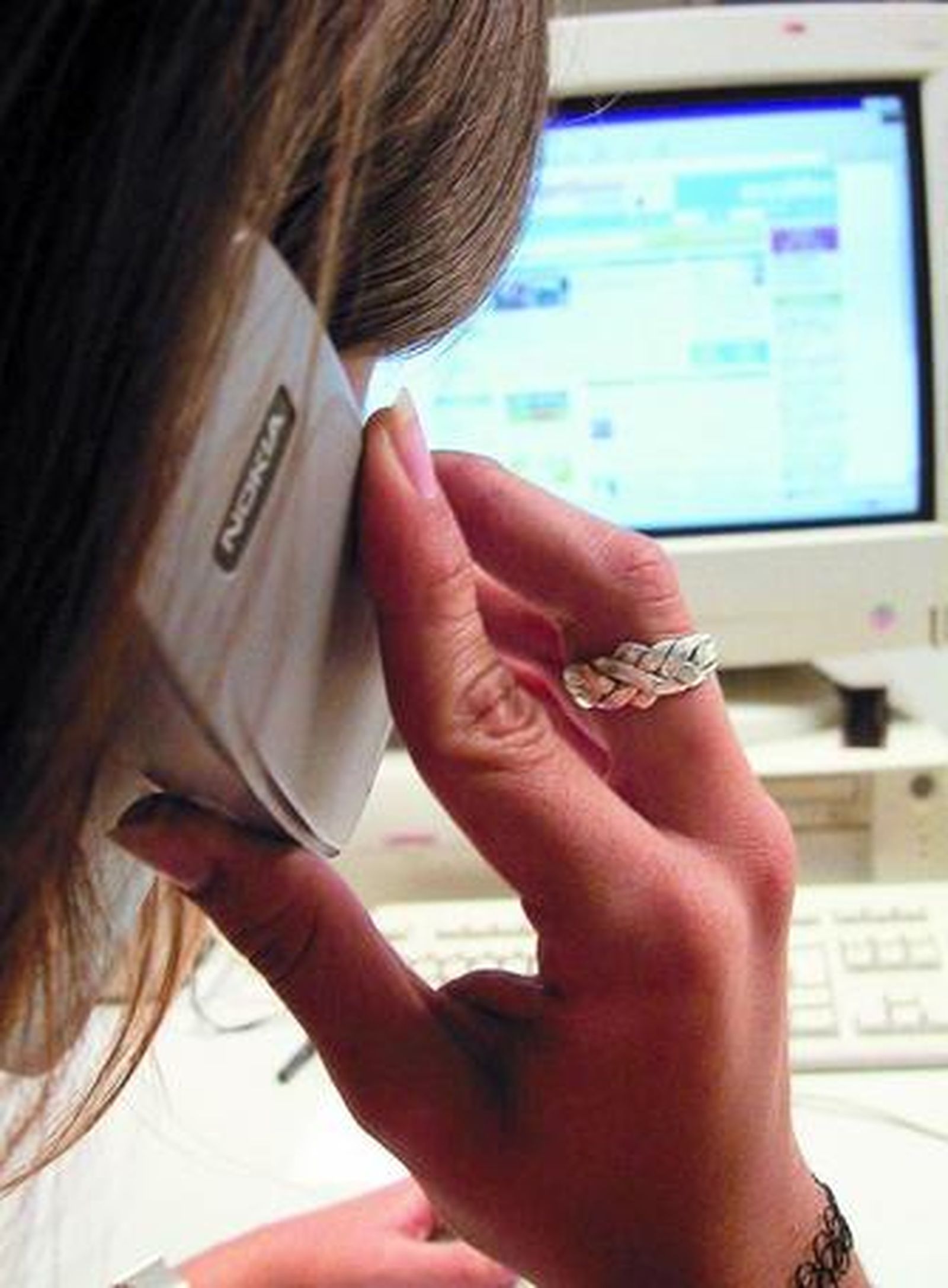 Una joven consulta una página de compras por internet.