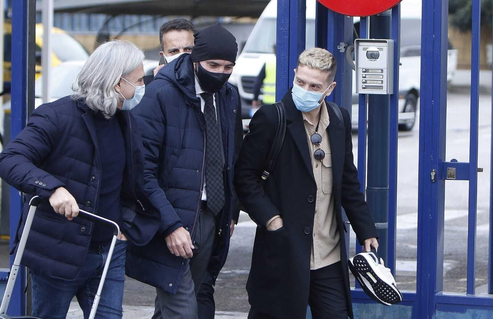 Papu Gómez charla con su agente, Giuseppe Riso, y Monchi, a su llegada a Sevilla.