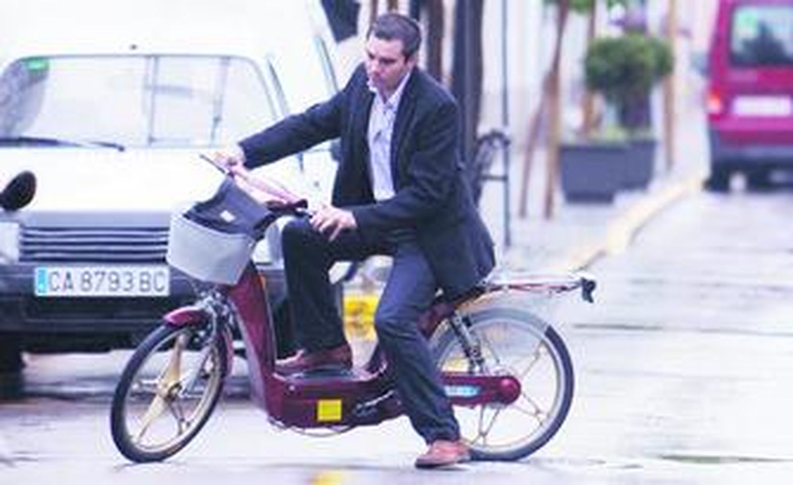 El gerente de la empresa con una de las bicicletas eléctricas en una calle del centro.