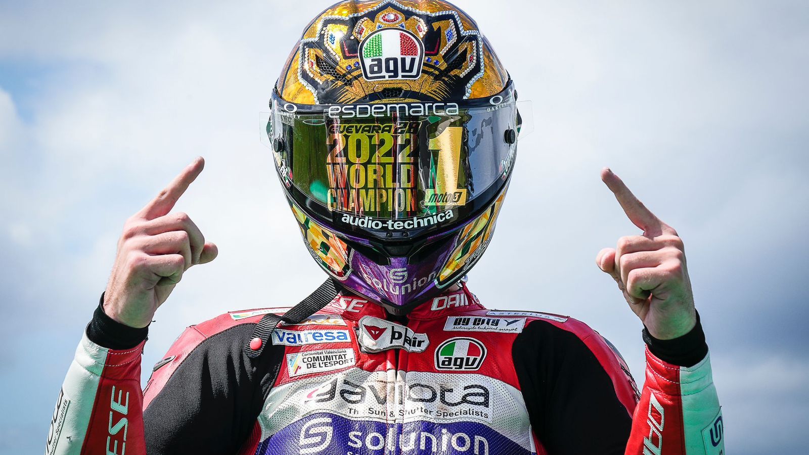 El mallorquín celebra la victoria y el título con un casco decorado para la ocasión.
