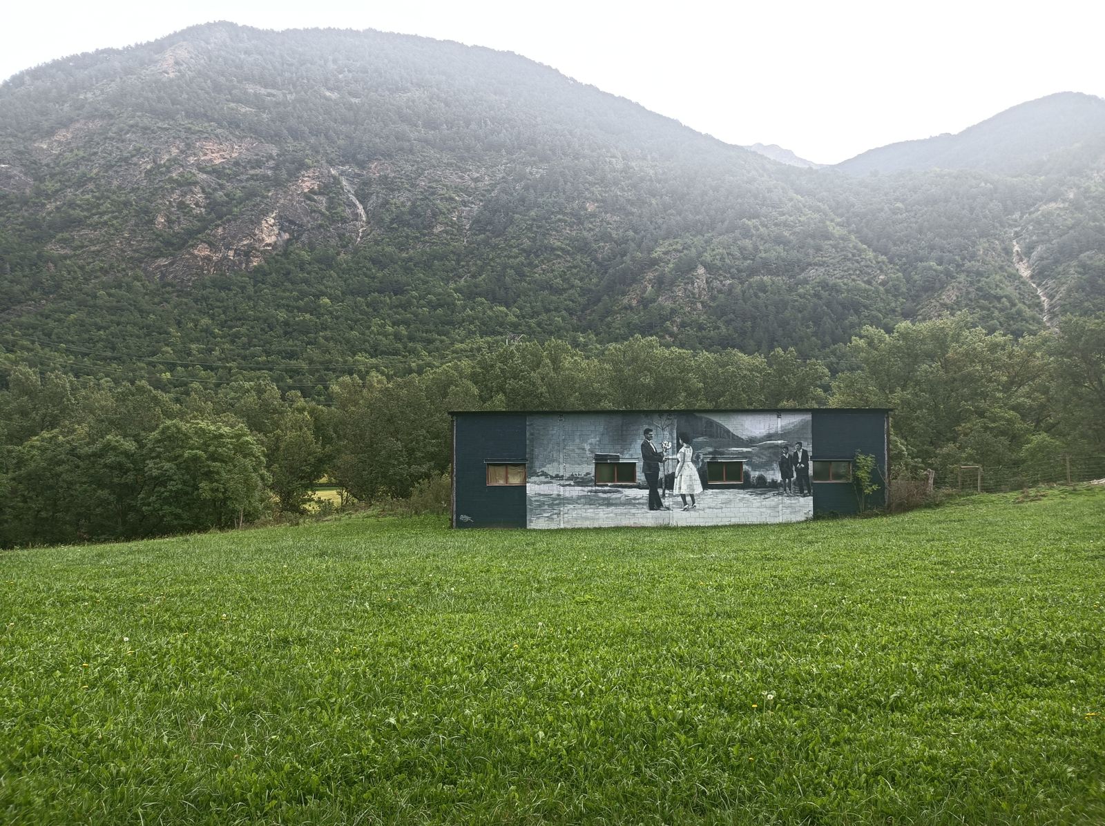Curiosas pinturas en los almacenes agrícolas próximos a Vilaller.