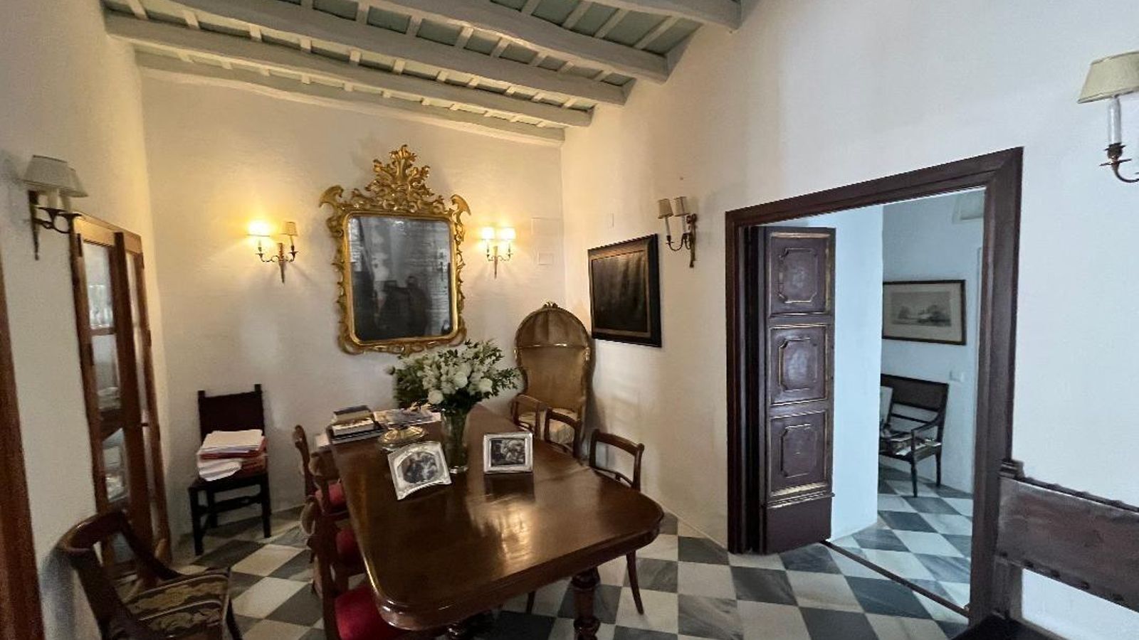 Comedor. Ocupa la parte central una mesa inglesa y un conjunto de sillas francesas Comedor. Ocupa la parte central una mesa inglesa y un conjunto de sillas francesas