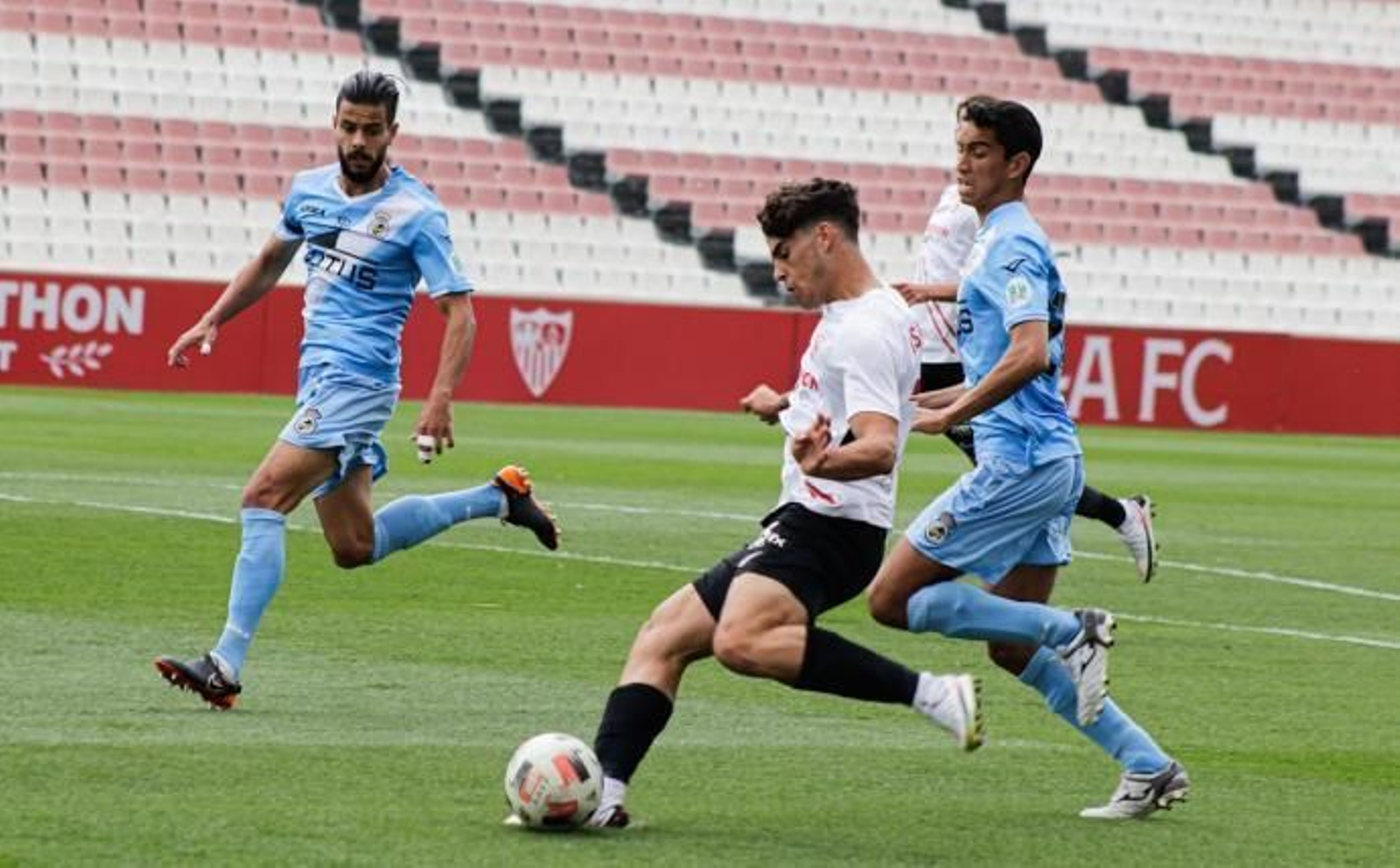 Masllorens y Mikel Fernández tratan de obstaculizar a un jugador del Sevilla Atlético