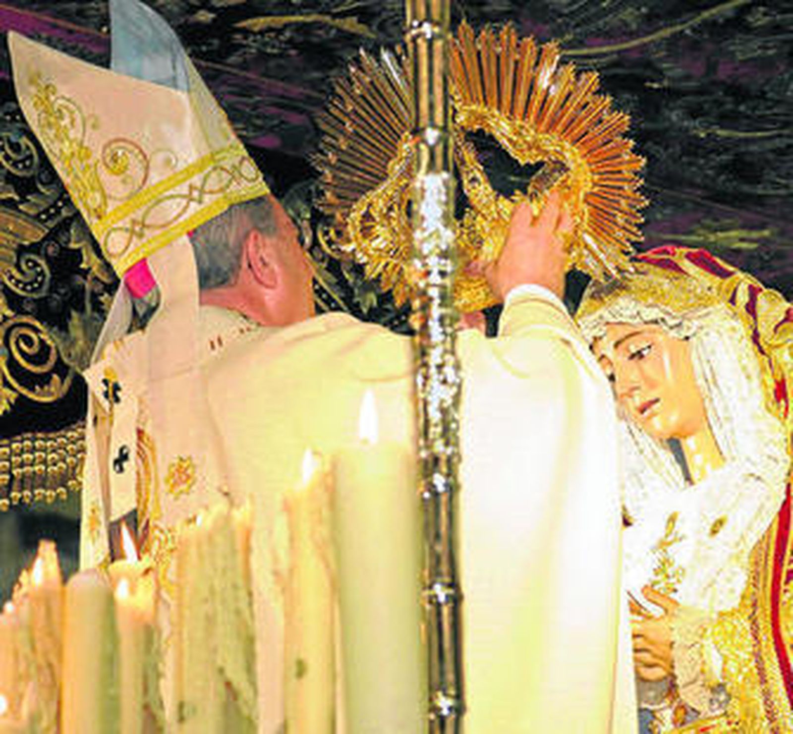 Momento en el que arzobispo Asenjo le impone la corona a la Virgen de Regla.