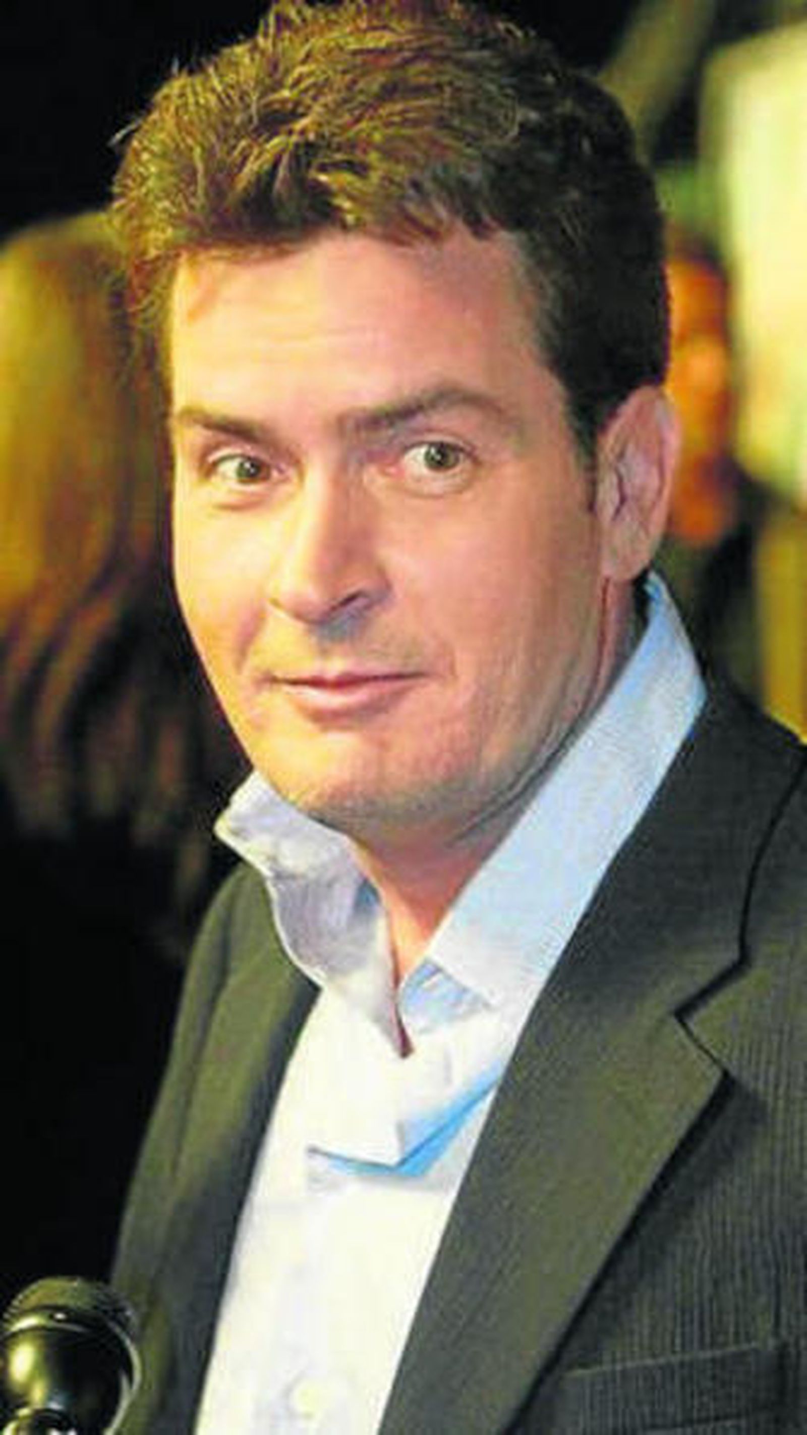 Charlie Sheen 'tuitea' por error su número de teléfono