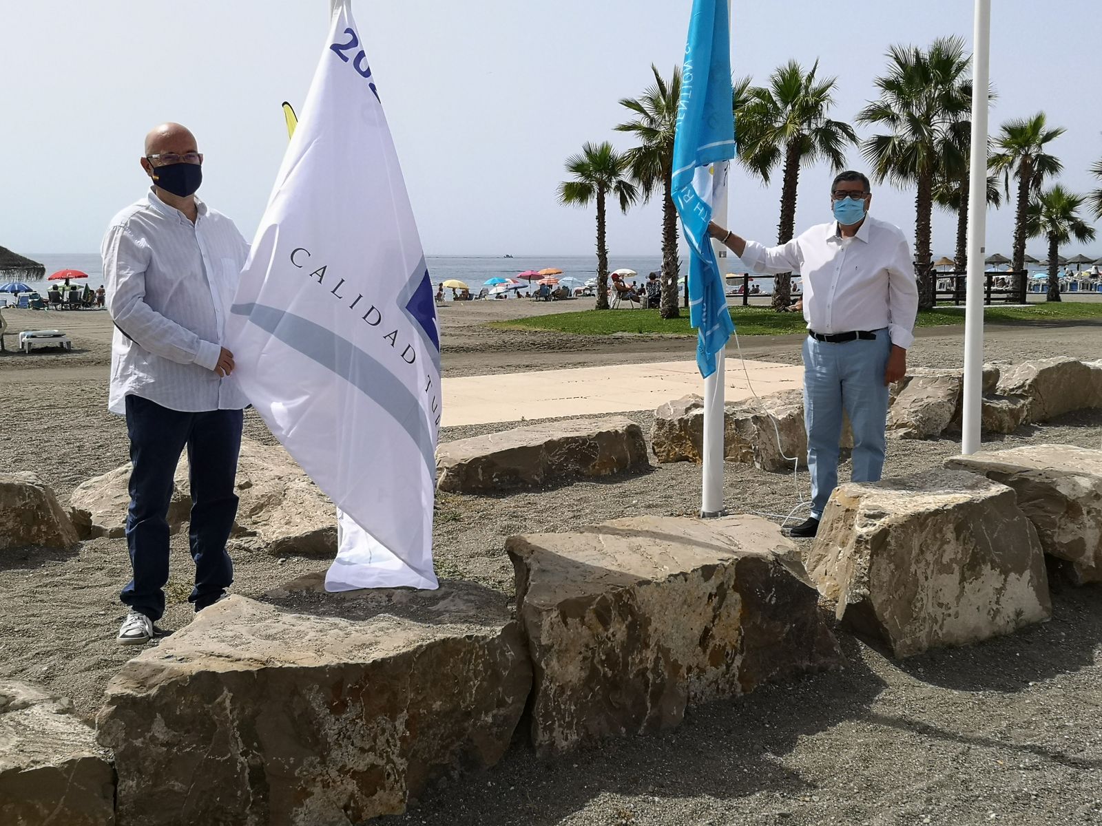 Las banderas de ‘turismo seguro’ ya ondean en las playas de Vélez-Málaga.