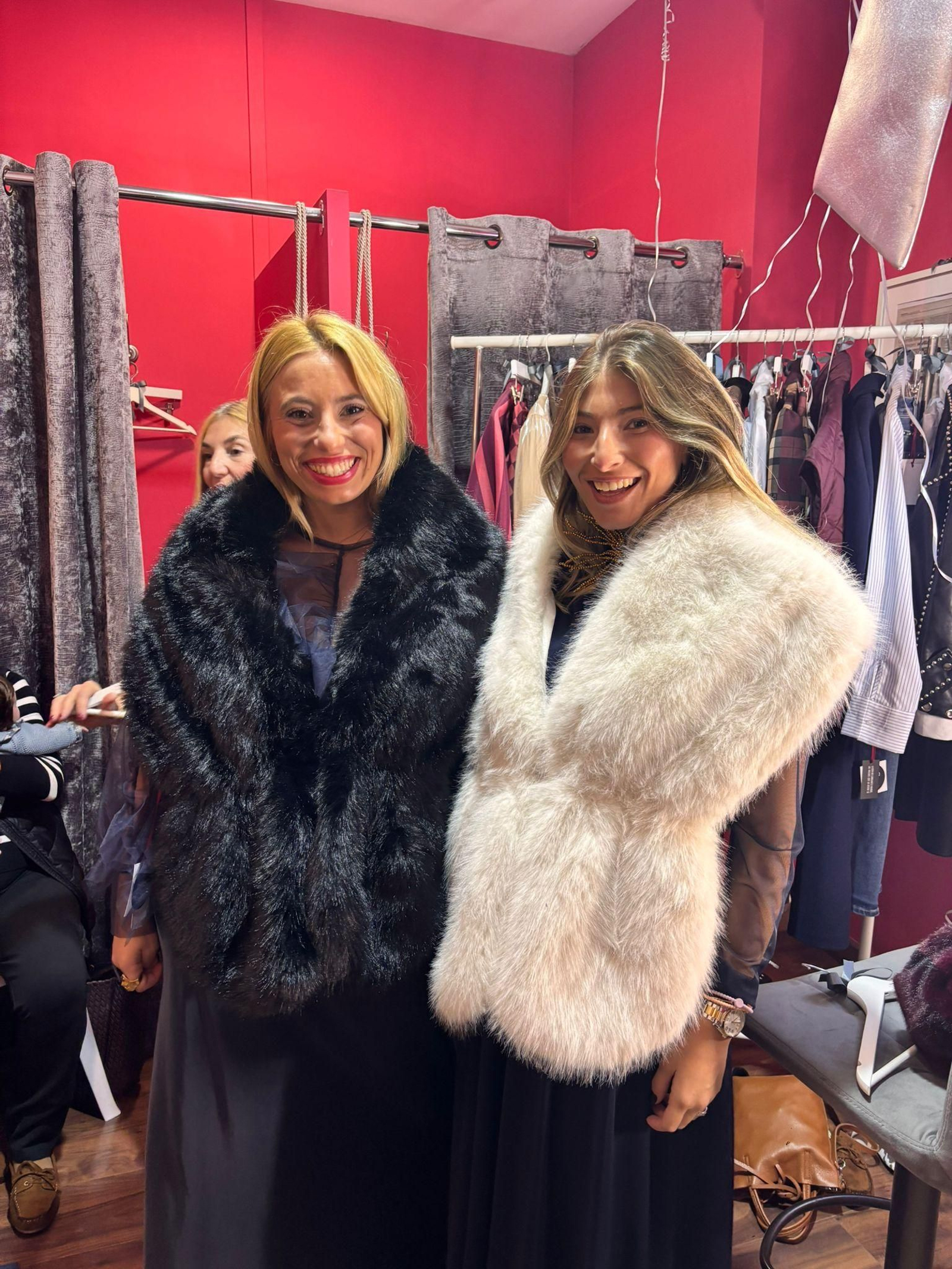 Las estolas de pelo se convierten en el complemento perfecto para los looks de invitada de invierno.