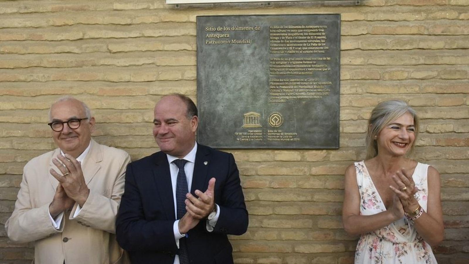 Barón y Del Pozo descubren una placa conmemorativa en los Dólmenes de Antequera. Barón y Del Pozo descubren una placa conmemorativa en los Dólmenes de Antequera.