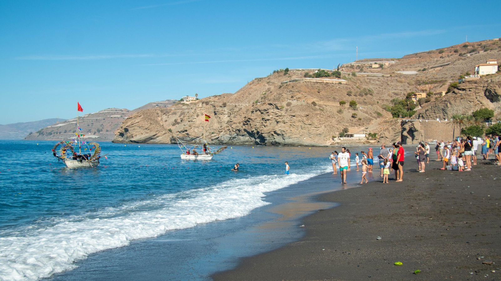 Desde la orilla también tiran pimientos y tomates